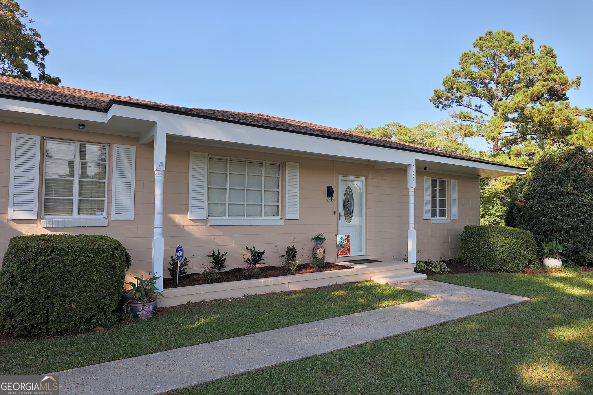 3 bedroom, 1.5 bathroom, 1,945 sq ft single family residence for sale at 307 Varnedoe Street, Thomasville, GA 31792 — photo 5