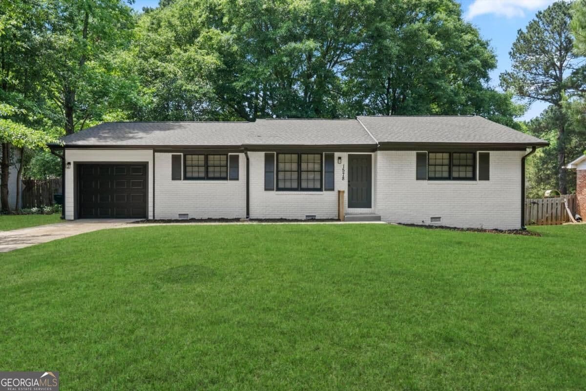 3 bedroom, 2 bathroom, 1,302 sq ft single family residence for sale at 1578 Pintail Road, Jonesboro, GA 30238 — photo 2
