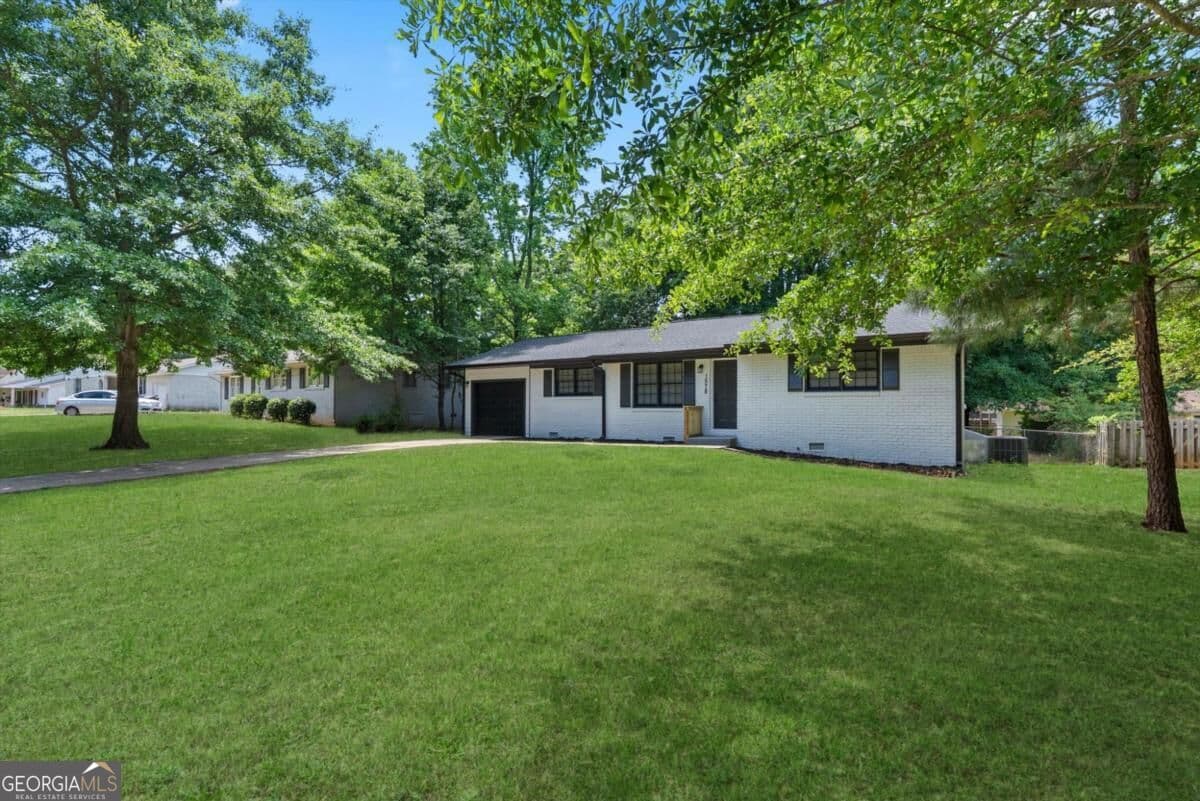 3 bedroom, 2 bathroom, 1,302 sq ft single family residence for sale at 1578 Pintail Road, Jonesboro, GA 30238 — photo 3