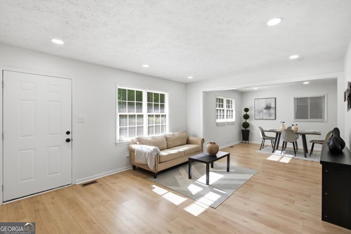 3 bedroom, 2 bathroom, 1,302 sq ft single family residence for sale at 1578 Pintail Road, Jonesboro, GA 30238 — photo 5