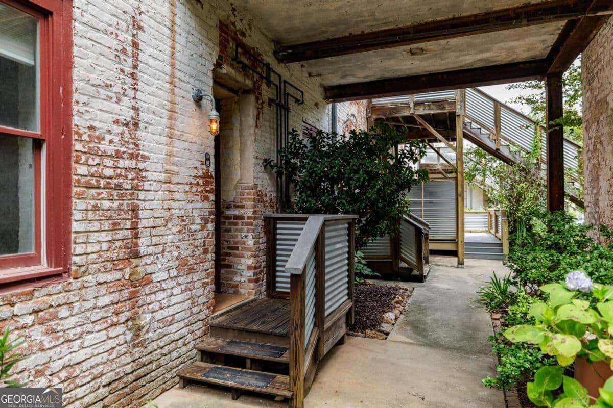 1 bedroom, 1 bathroom, 1,224 sq ft loft,condominium for sale at 585 White Circle 5, Athens, GA 30605 — photo 2