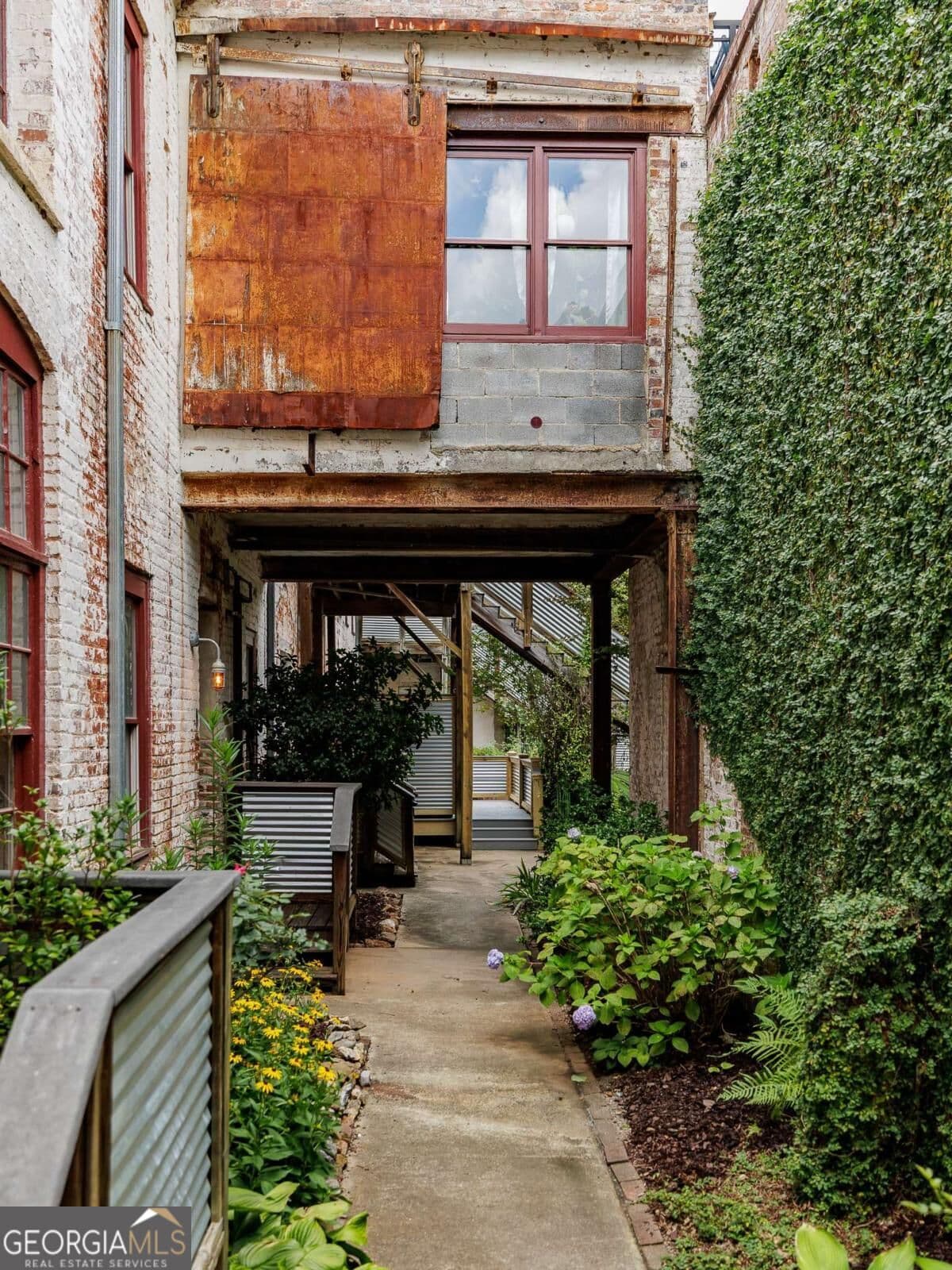 1 bedroom, 1 bathroom, 1,224 sq ft loft,condominium for sale at 585 White Circle 5, Athens, GA 30605 — photo 3