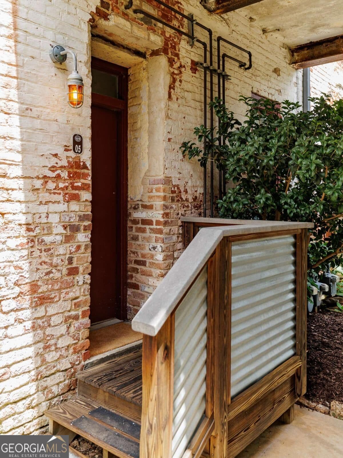 1 bedroom, 1 bathroom, 1,224 sq ft loft,condominium for sale at 585 White Circle 5, Athens, GA 30605 — photo 1 of 41