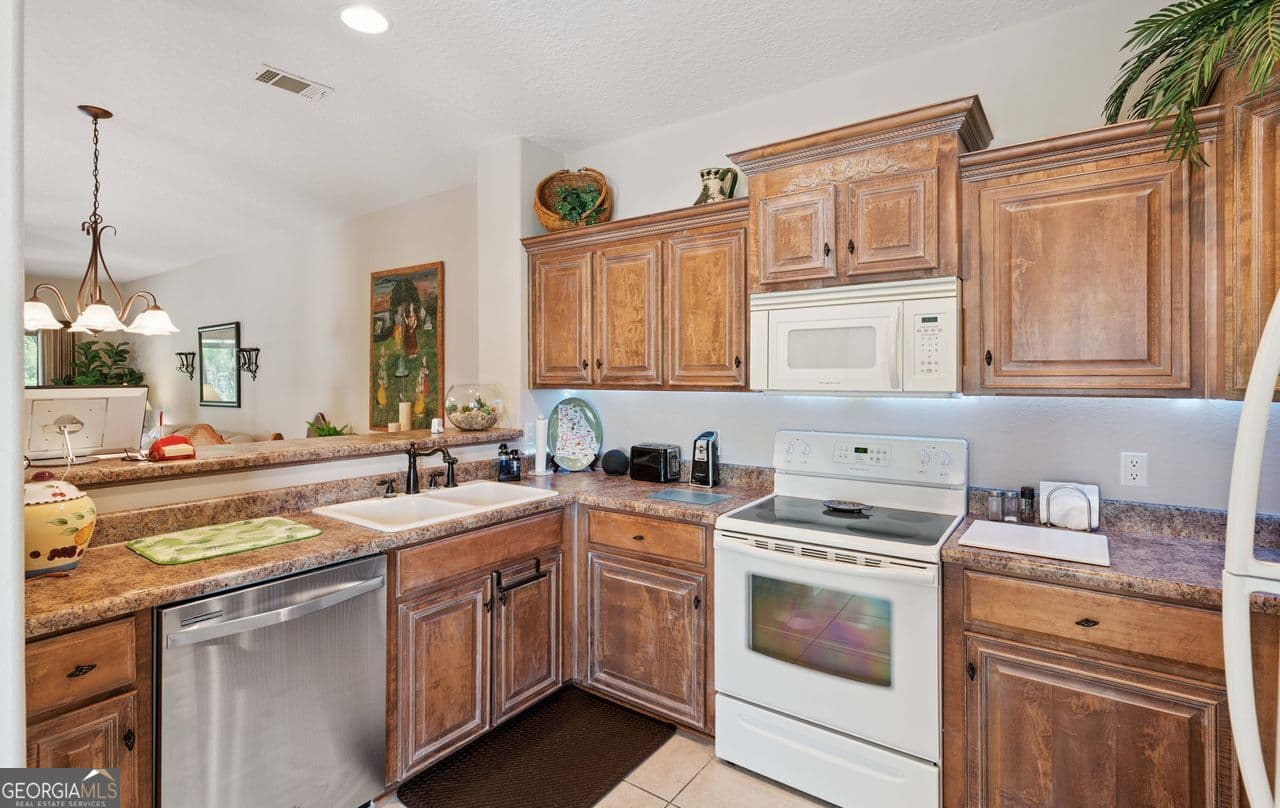 3 bedroom, 2.5 bathroom, 1,900 sq ft condominium for sale at 152 Villa Road, Brunswick, GA 31525 — photo 6