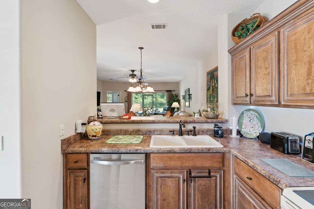 3 bedroom, 2.5 bathroom, 1,900 sq ft condominium for sale at 152 Villa Road, Brunswick, GA 31525 — photo 8