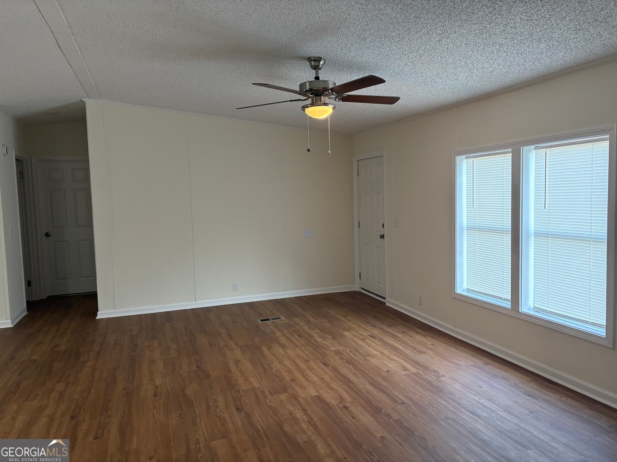 3 bedroom, 2 bathroom, 1,152 sq ft manufactured home,single family residence for sale at 46 Dove Lane, Eastman, GA 31023 — photo 6