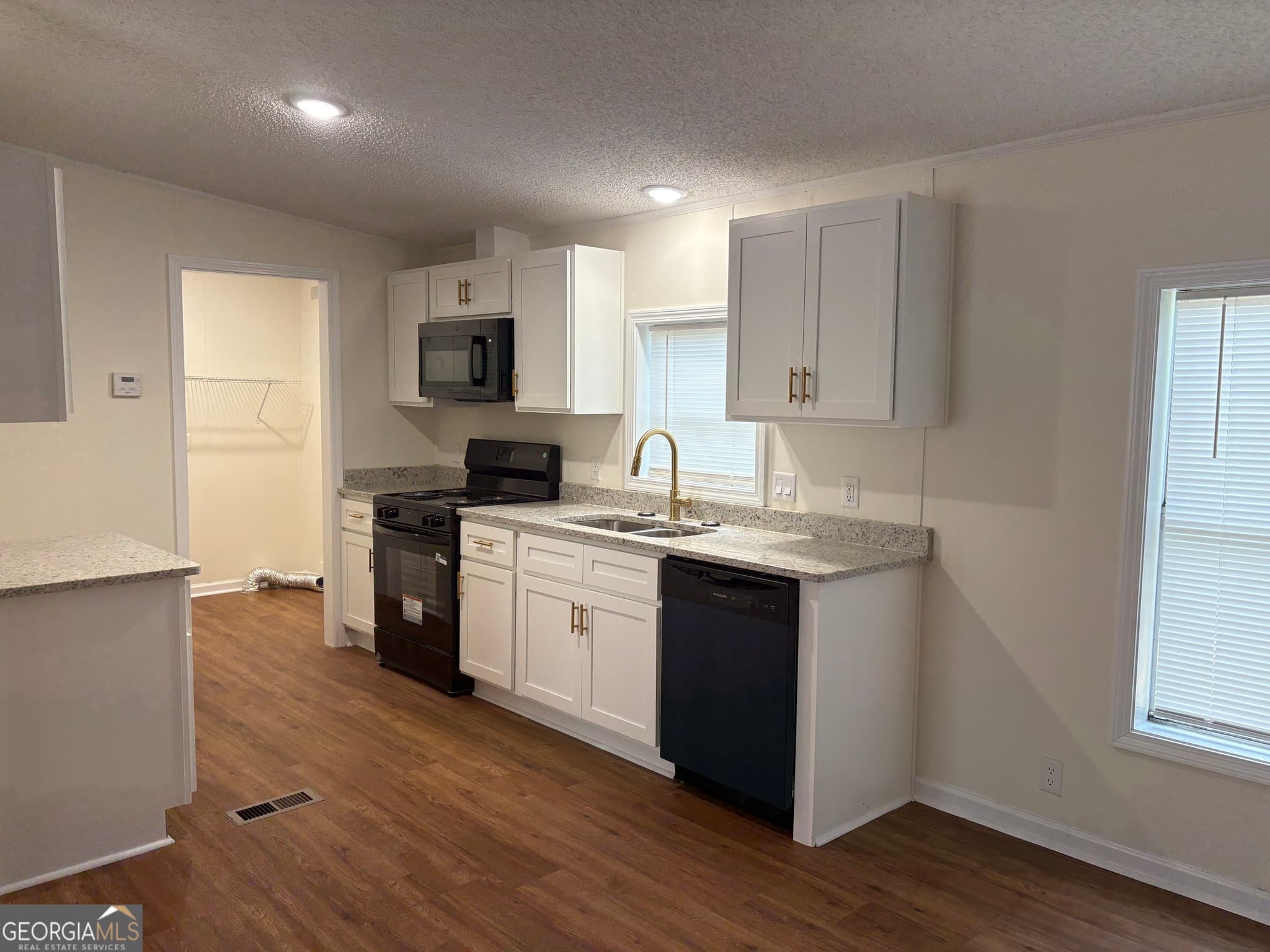 3 bedroom, 2 bathroom, 1,152 sq ft manufactured home,single family residence for sale at 46 Dove Lane, Eastman, GA 31023 — photo 9