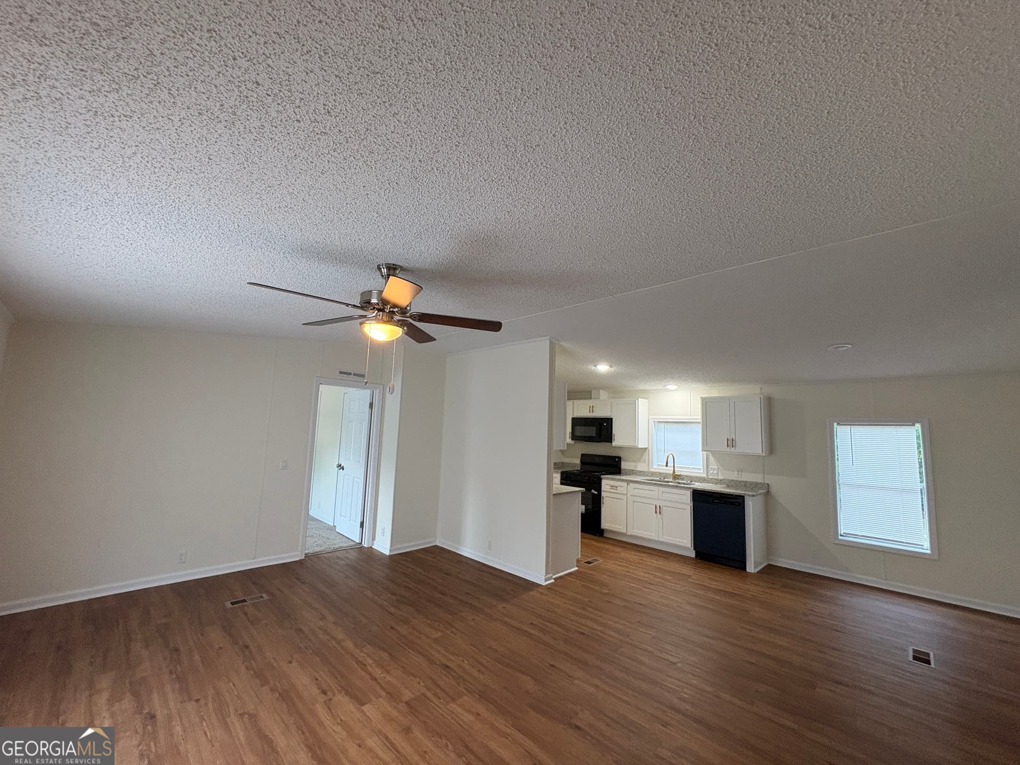 3 bedroom, 2 bathroom, 1,152 sq ft manufactured home,single family residence for sale at 46 Dove Lane, Eastman, GA 31023 — photo 8