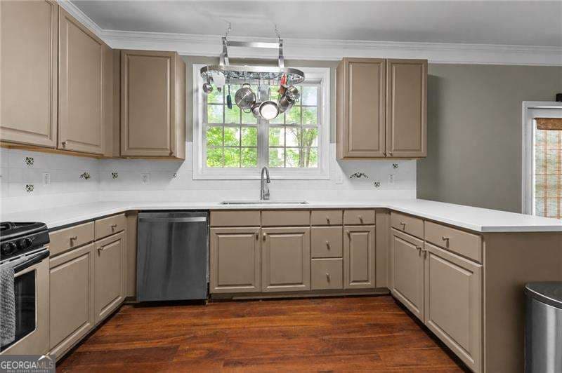 4 bedroom, 2.5 bathroom, 2,696 sq ft single family residence for sale at 4000 Weatherford Circle, Alpharetta, GA 30009 — photo 7