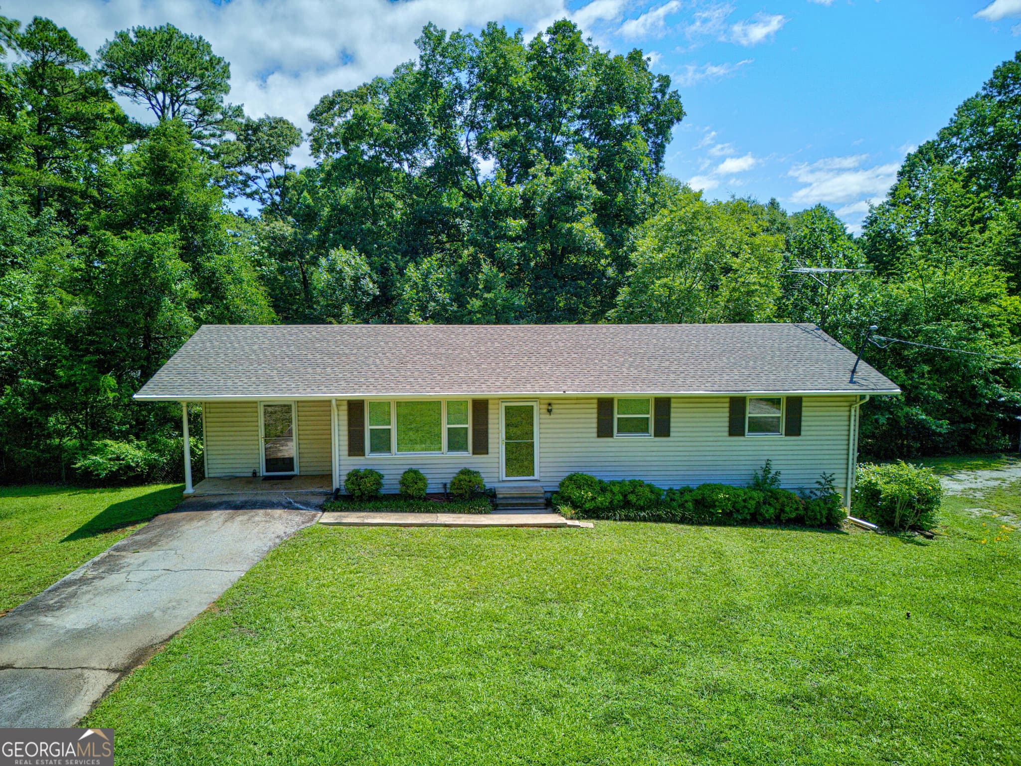 3 bedroom, 1.5 bathroom, 1,396 sq ft single family residence for sale at 451 Defoor Road, Toccoa, GA 30577 — photo 2