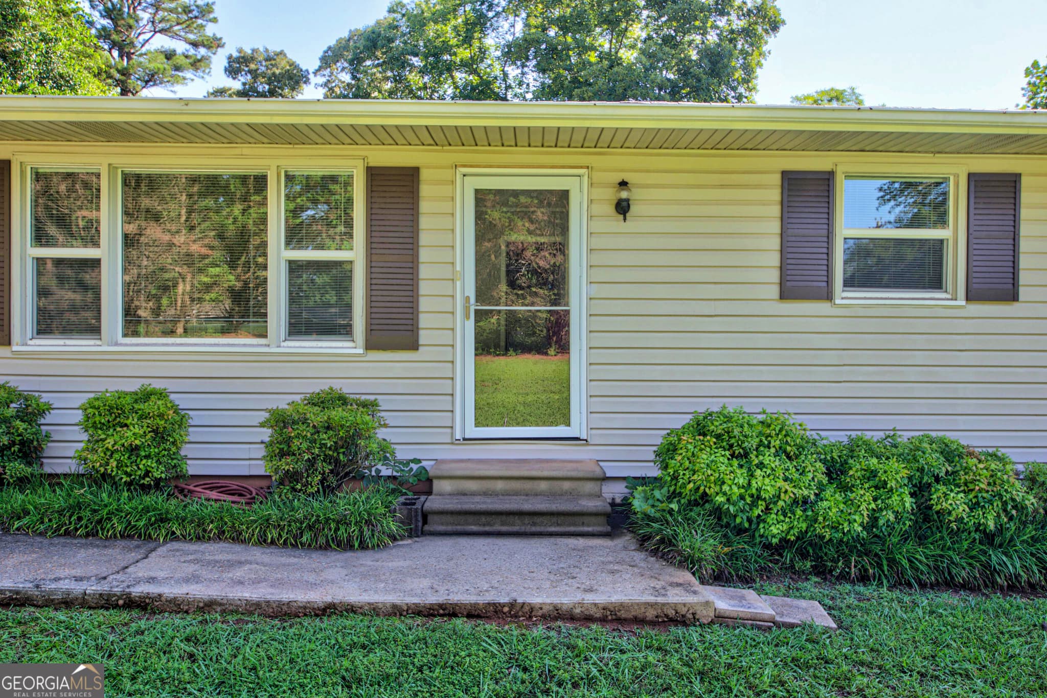 3 bedroom, 1.5 bathroom, 1,396 sq ft single family residence for sale at 451 Defoor Road, Toccoa, GA 30577 — photo 3