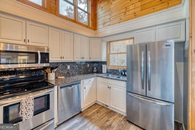 3 bedroom, 3 bathroom, 2,665 sq ft cabin,single family residence for sale at 108 Skydancer Ridge, Blue Ridge, GA 30513 — photo 7