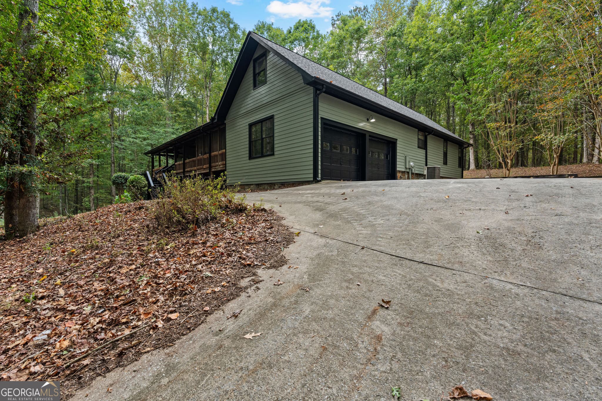 3 bedroom, 3 bathroom, 3,889 sq ft single family residence for sale at 90 Bradley Court, Newnan, GA 30263 — photo 5