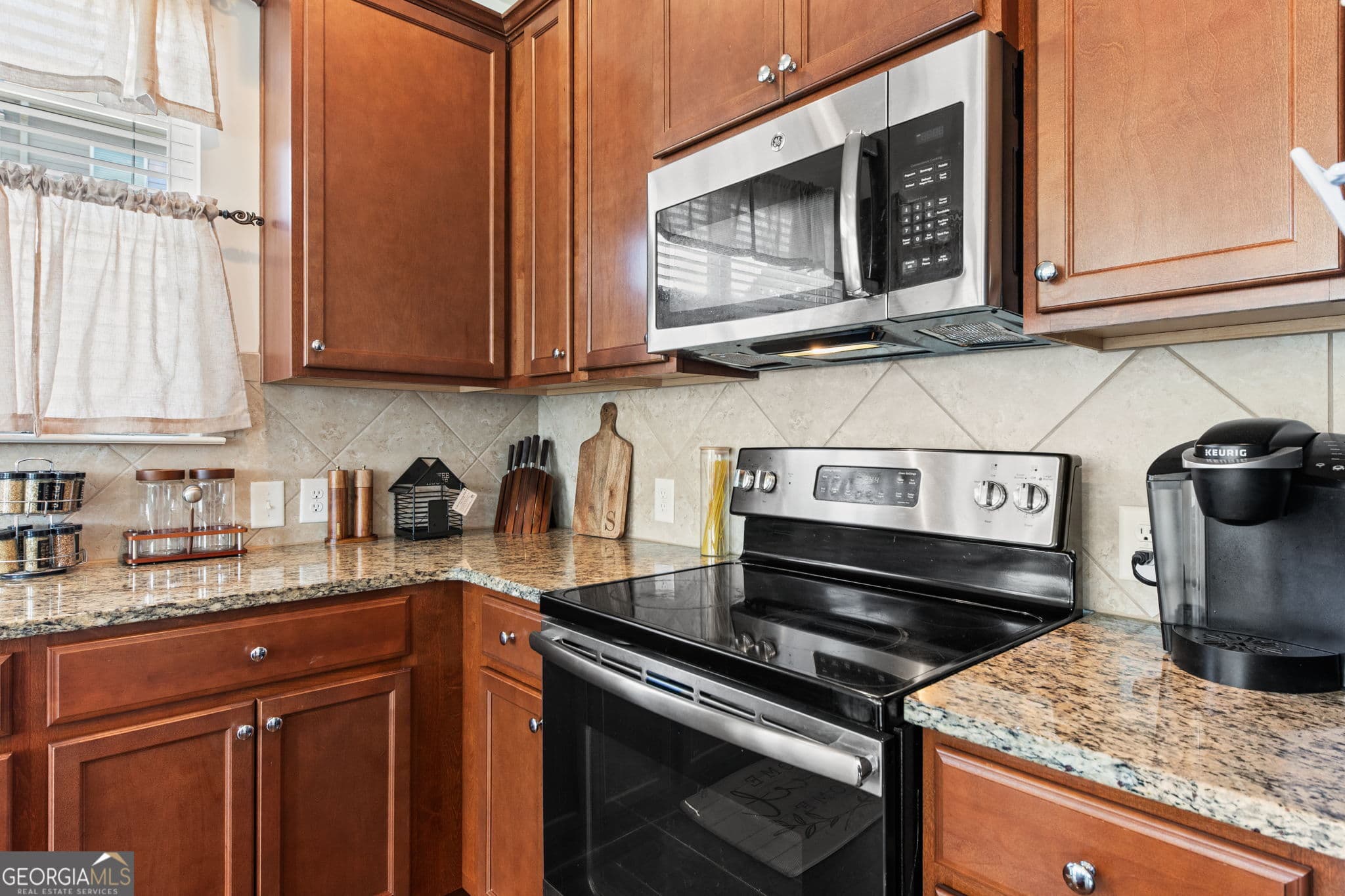 3 bedroom, 2.5 bathroom, 2,010 sq ft townhouse for sale at 3366 Open Fields Drive, Snellville, GA 30078 — photo 10