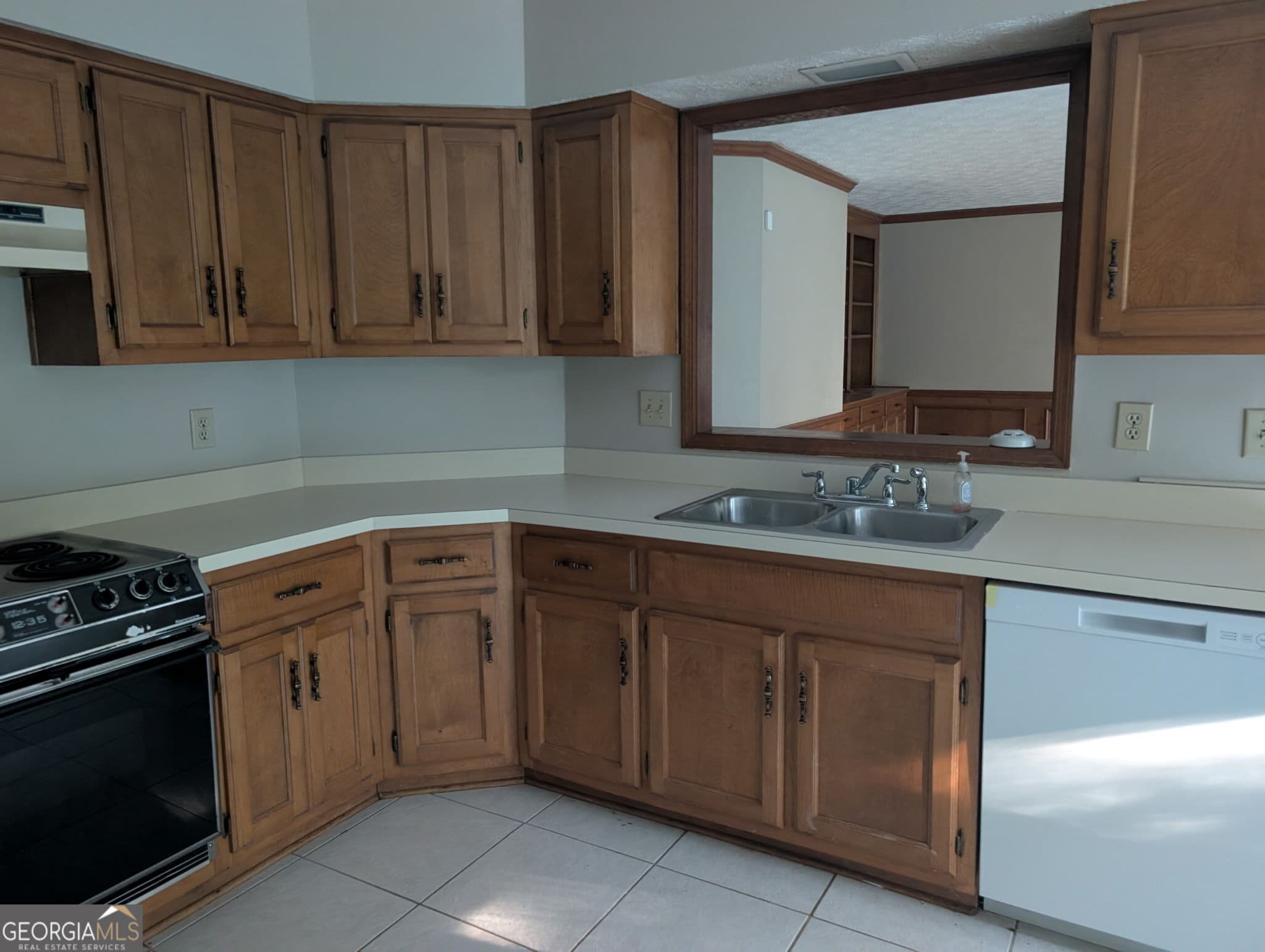 3 bedroom, 2 bathroom, 1,867 sq ft single family residence for rent at 307 Korinna Court, Peachtree City, GA 30269 for $2,550 a month — photo 2