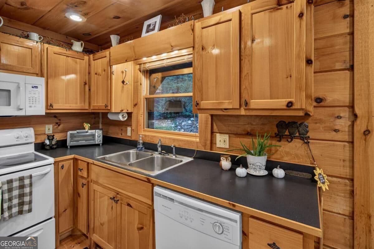 3 bedroom, 3 bathroom, 1,680 sq ft cabin,single family residence under contract at 76 Channing Hollow, Morganton, GA 30560 — photo 7
