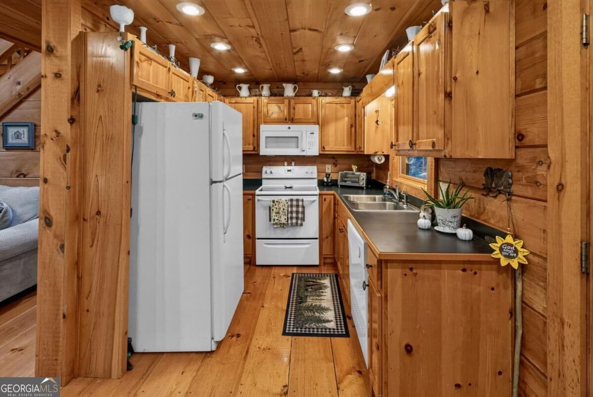 3 bedroom, 3 bathroom, 1,680 sq ft cabin,single family residence under contract at 76 Channing Hollow, Morganton, GA 30560 — photo 5