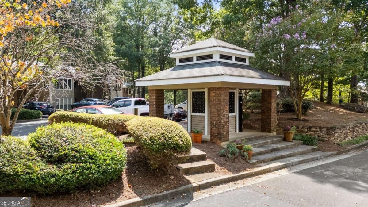 2 bedroom, 2 bathroom, 823 sq ft condominium for rent at 611 Barrington Hills Drive, Sandy Springs, GA 30350 for $1,750 a month — photo 9