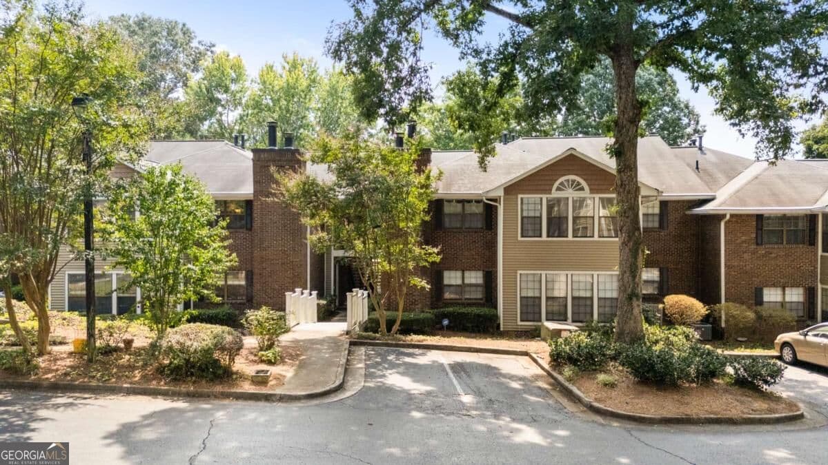2 bedroom, 2 bathroom, 823 sq ft condominium for rent at 611 Barrington Hills Drive, Sandy Springs, GA 30350 for $1,750 a month — photo 8