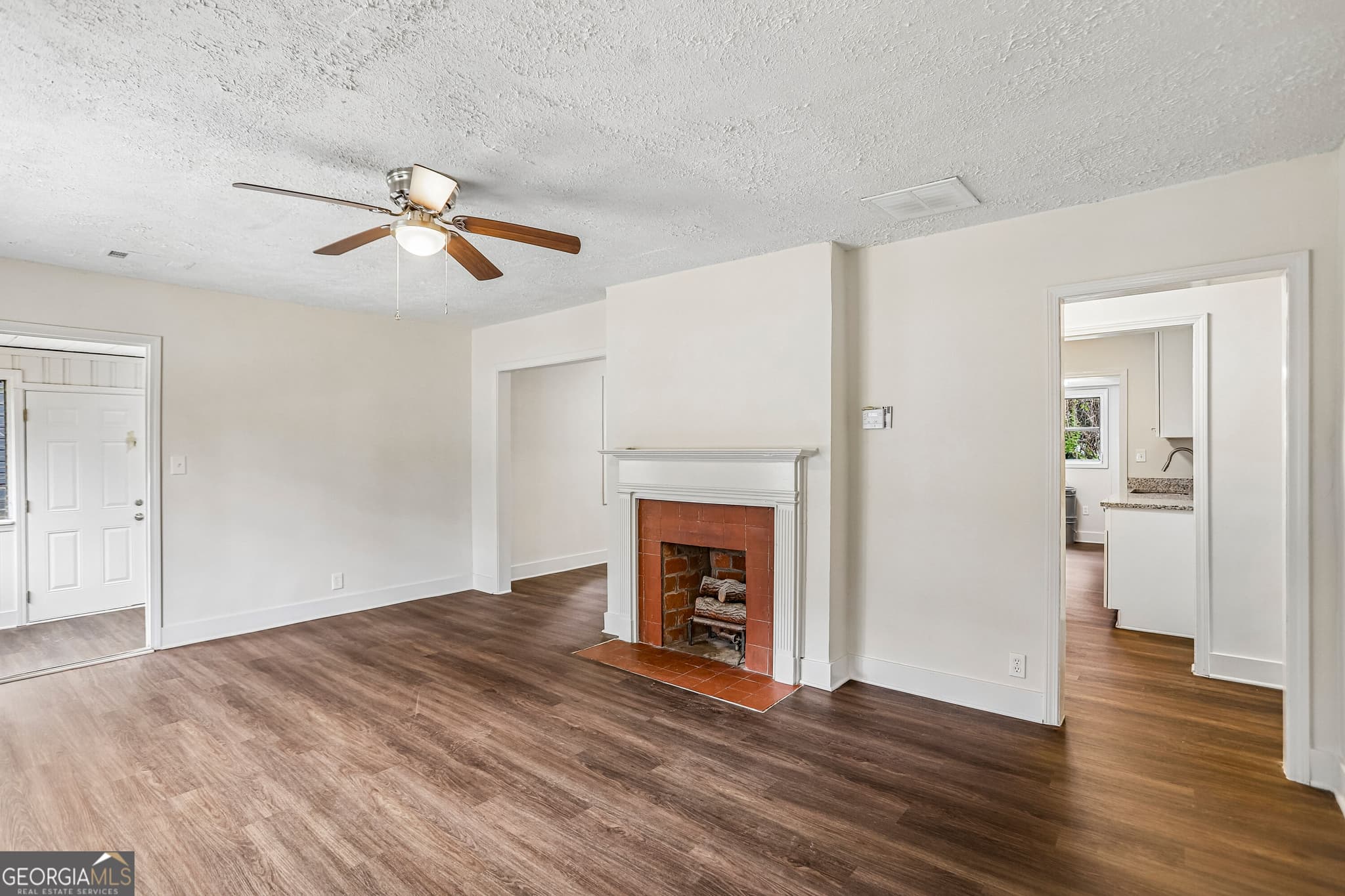 2 bedroom, 1 bathroom, 1,252 sq ft single family residence for sale at 1330 Lynford Drive, Atlanta, GA 30310 — photo 2