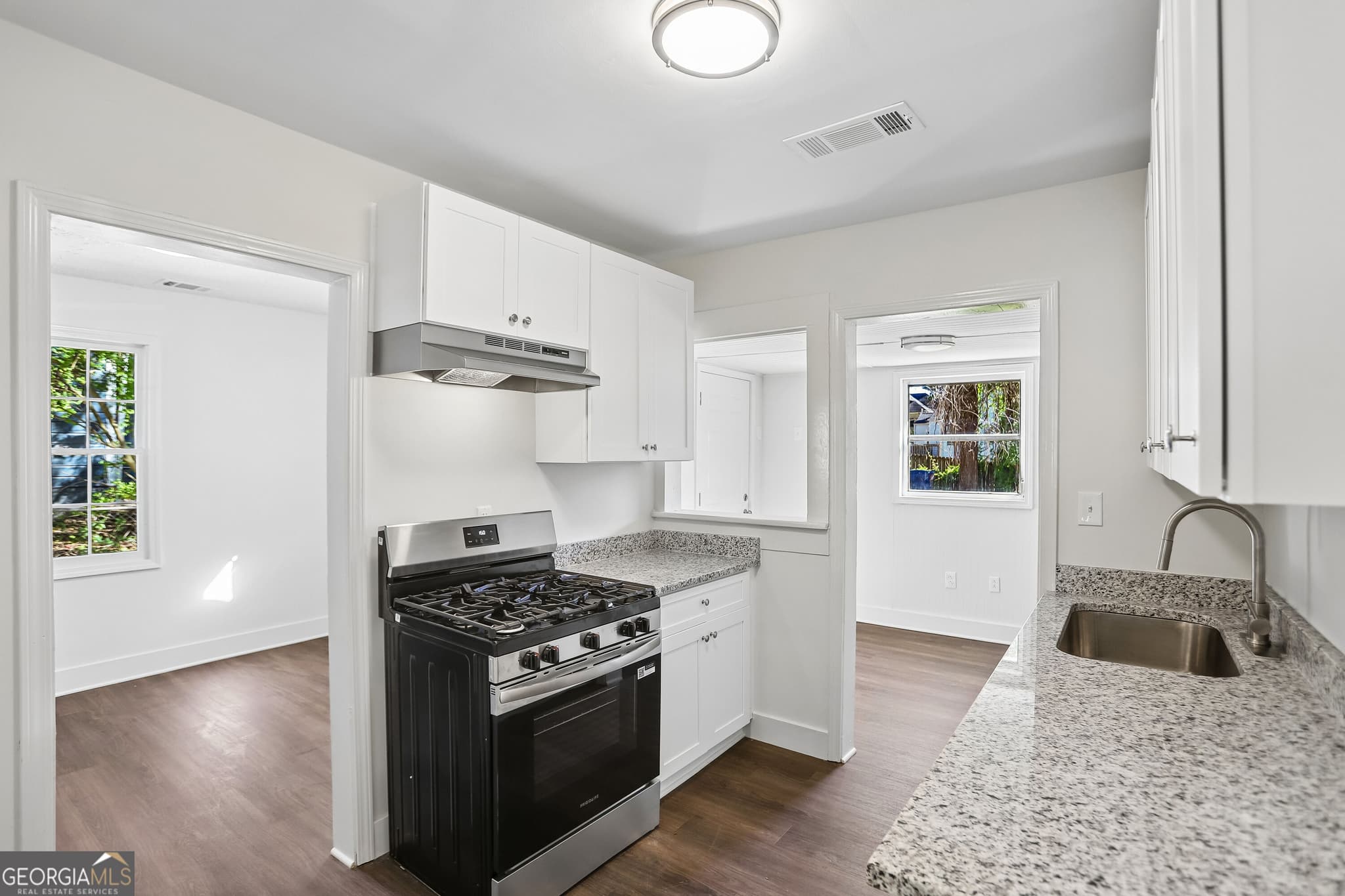 2 bedroom, 1 bathroom, 1,252 sq ft single family residence for sale at 1330 Lynford Drive, Atlanta, GA 30310 — photo 3