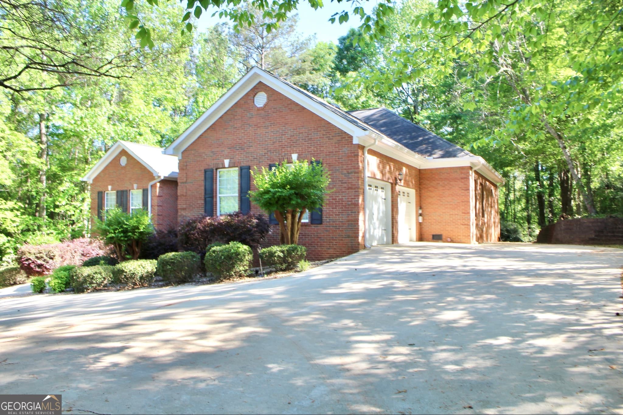5 bedroom, 3.5 bathroom, 3,452 sq ft single family residence for sale at 405 Canterbury Drive, Lagrange, GA 30241 — photo 4