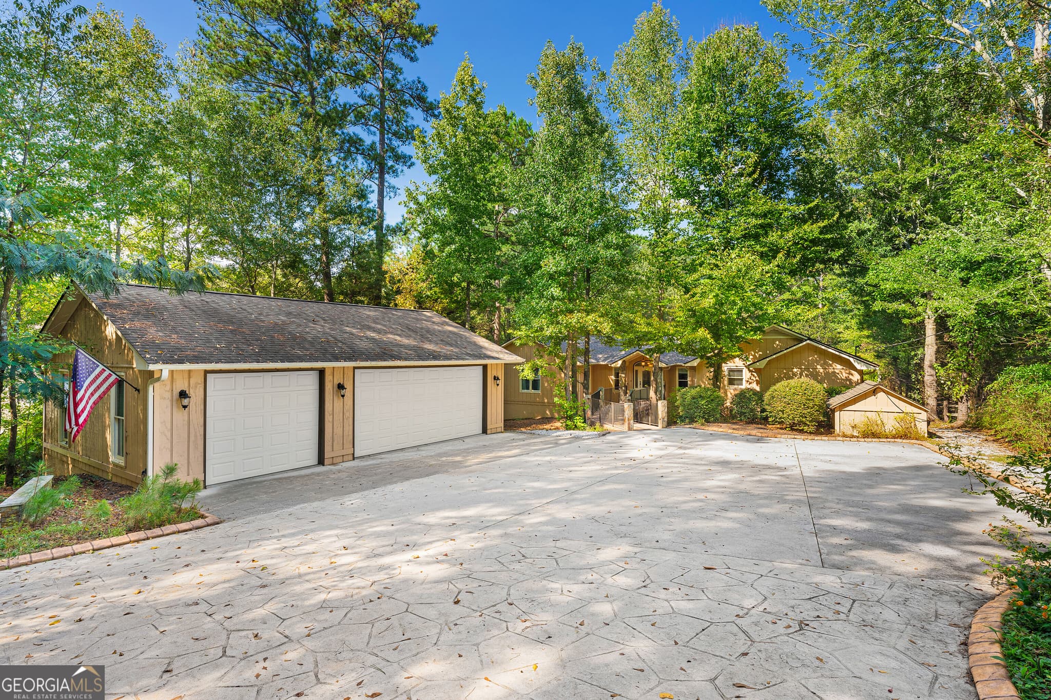 7 bedroom, 5 bathroom, 4,002 sq ft single family residence for sale at 205 Grizzly Bear Lane, Hartwell, GA 30643 — photo 2