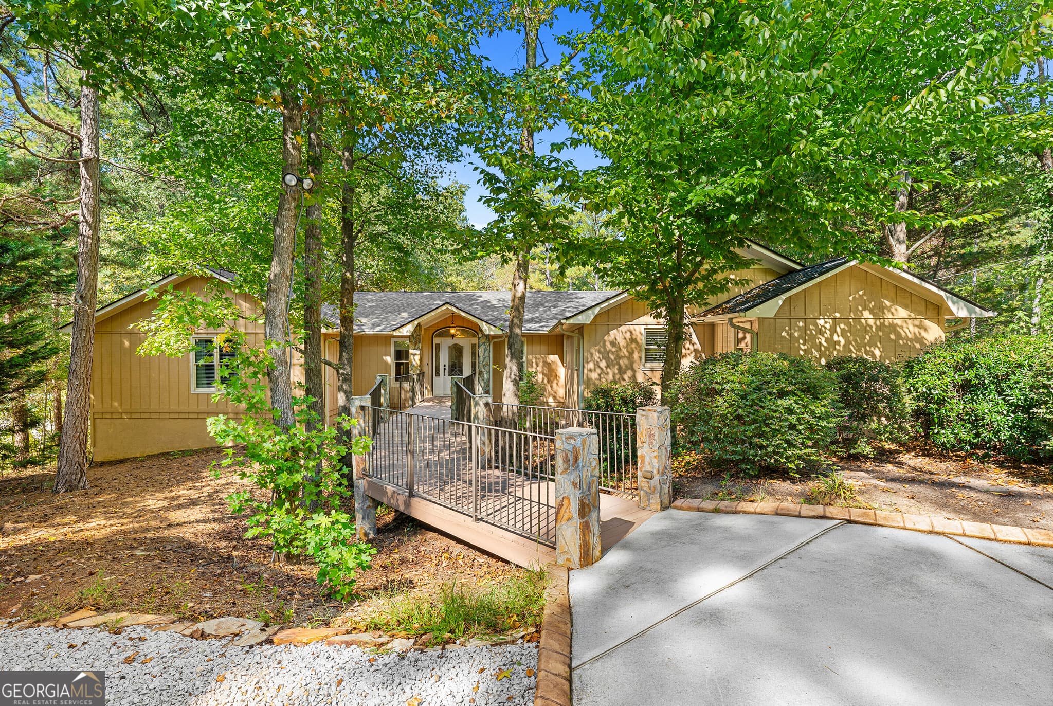 7 bedroom, 5 bathroom, 4,002 sq ft single family residence for sale at 205 Grizzly Bear Lane, Hartwell, GA 30643 — photo 6
