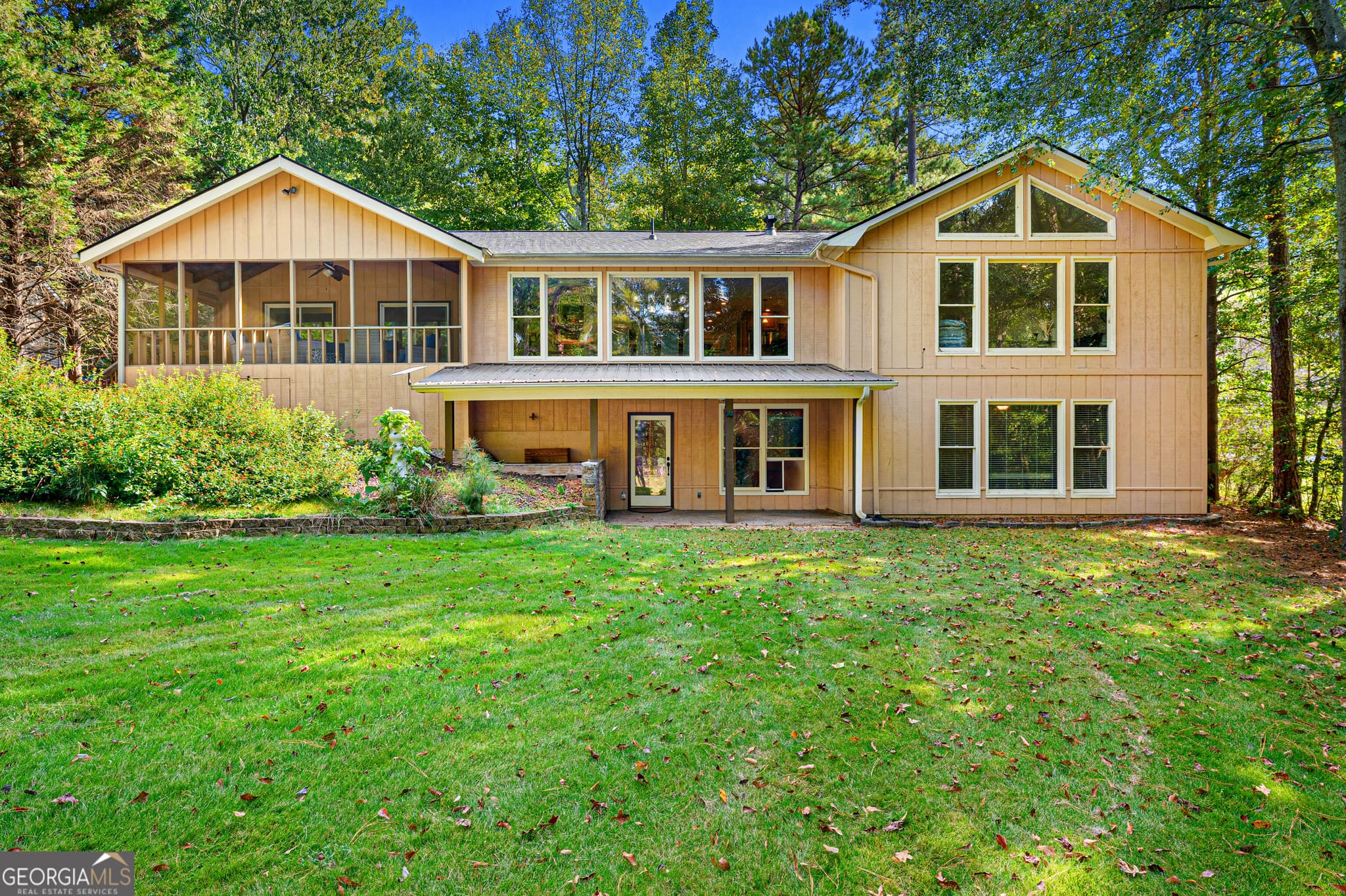 7 bedroom, 5 bathroom, 4,002 sq ft single family residence for sale at 205 Grizzly Bear Lane, Hartwell, GA 30643 — photo 1 of 40