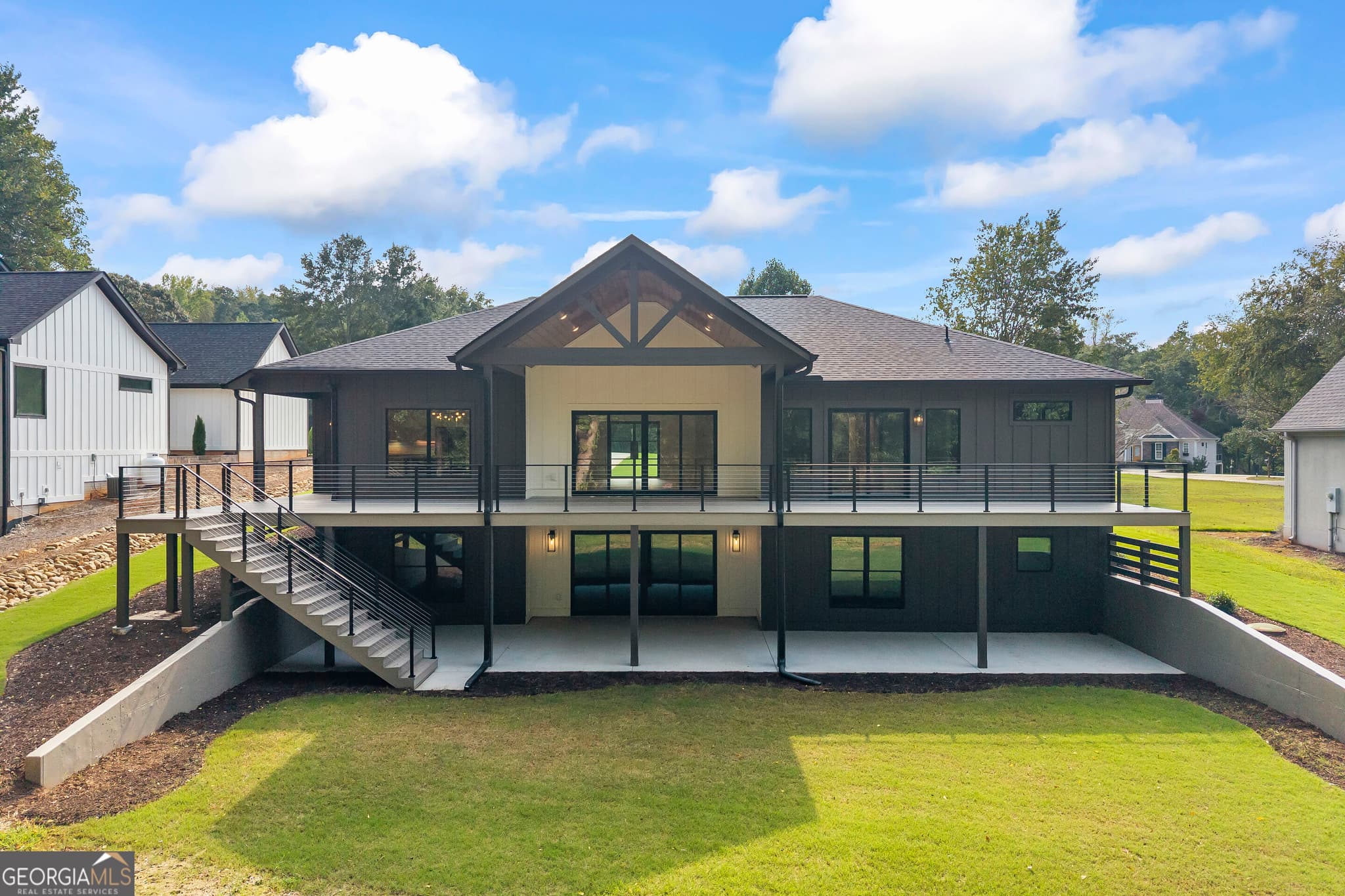 5 bedroom, 4.5 bathroom, 4,948 sq ft single family residence for sale at 380 Capri Point, Lavonia, GA 30553 — photo 2
