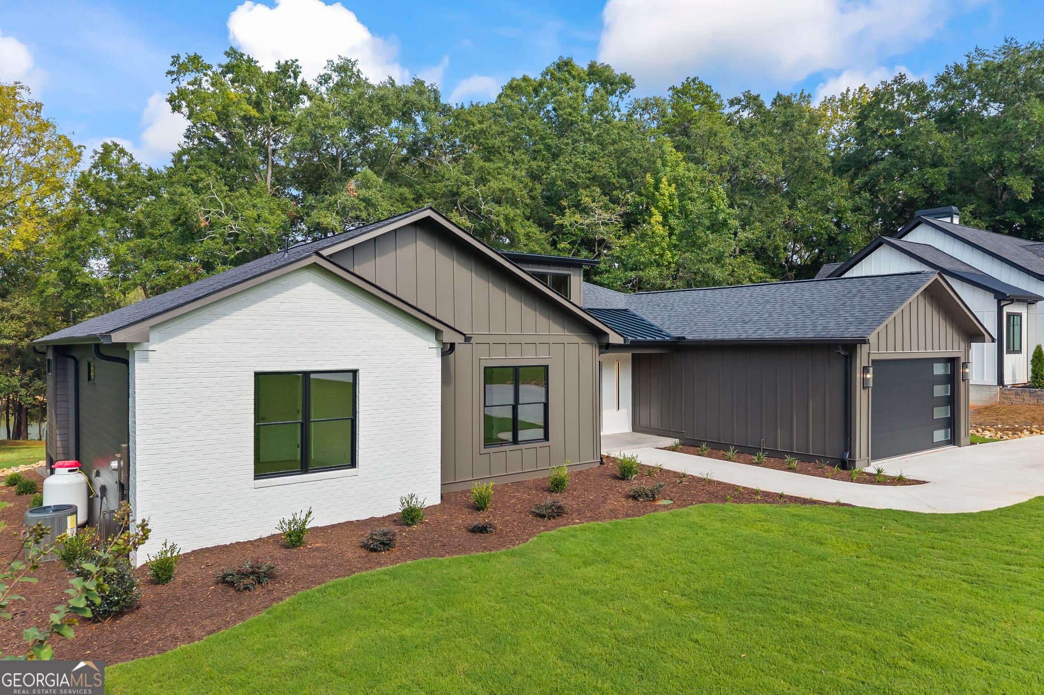 5 bedroom, 4.5 bathroom, 4,948 sq ft single family residence for sale at 380 Capri Point, Lavonia, GA 30553 — photo 8