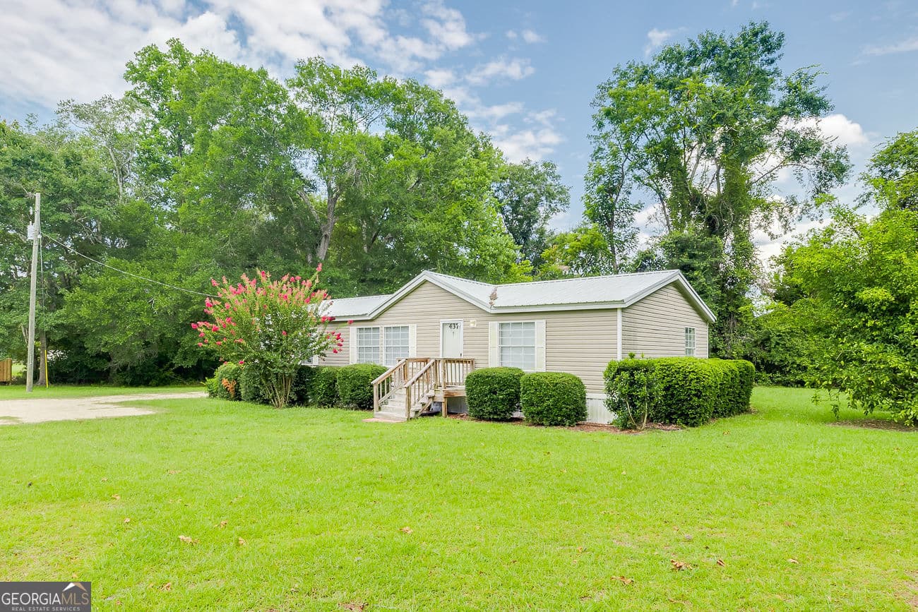 3 bedroom, 2 bathroom, 1,456 sq ft manufactured home,single family residence for sale at 437 Burkhalter Circle, Claxton, GA 30417 — photo 2