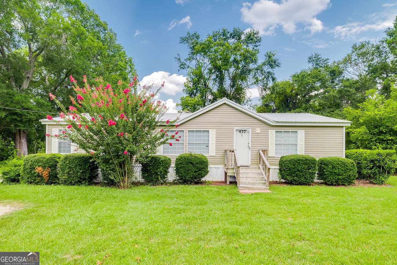 3 bedroom, 2 bathroom, 1,456 sq ft manufactured home,single family residence for sale at 437 Burkhalter Circle, Claxton, GA 30417