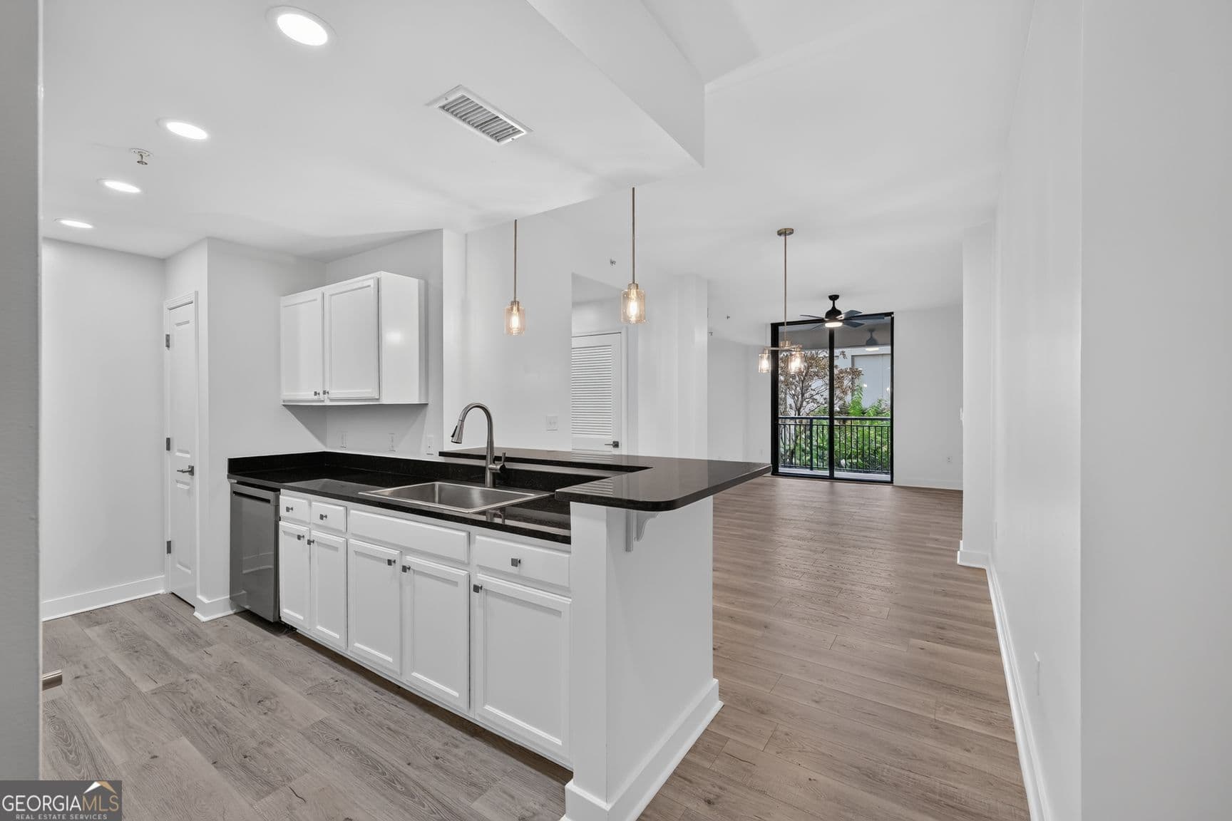 1 bedroom, 1 bathroom, 761 sq ft condominium for sale at 3040 Peachtree Road 313, Atlanta, GA 30305 — photo 2