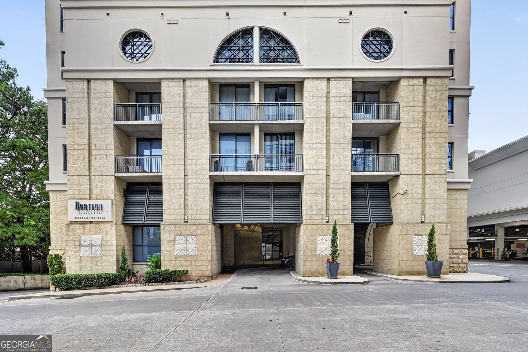 1 bedroom, 1 bathroom, 761 sq ft condominium for sale at 3040 Peachtree Road 313, Atlanta, GA 30305 — photo 3