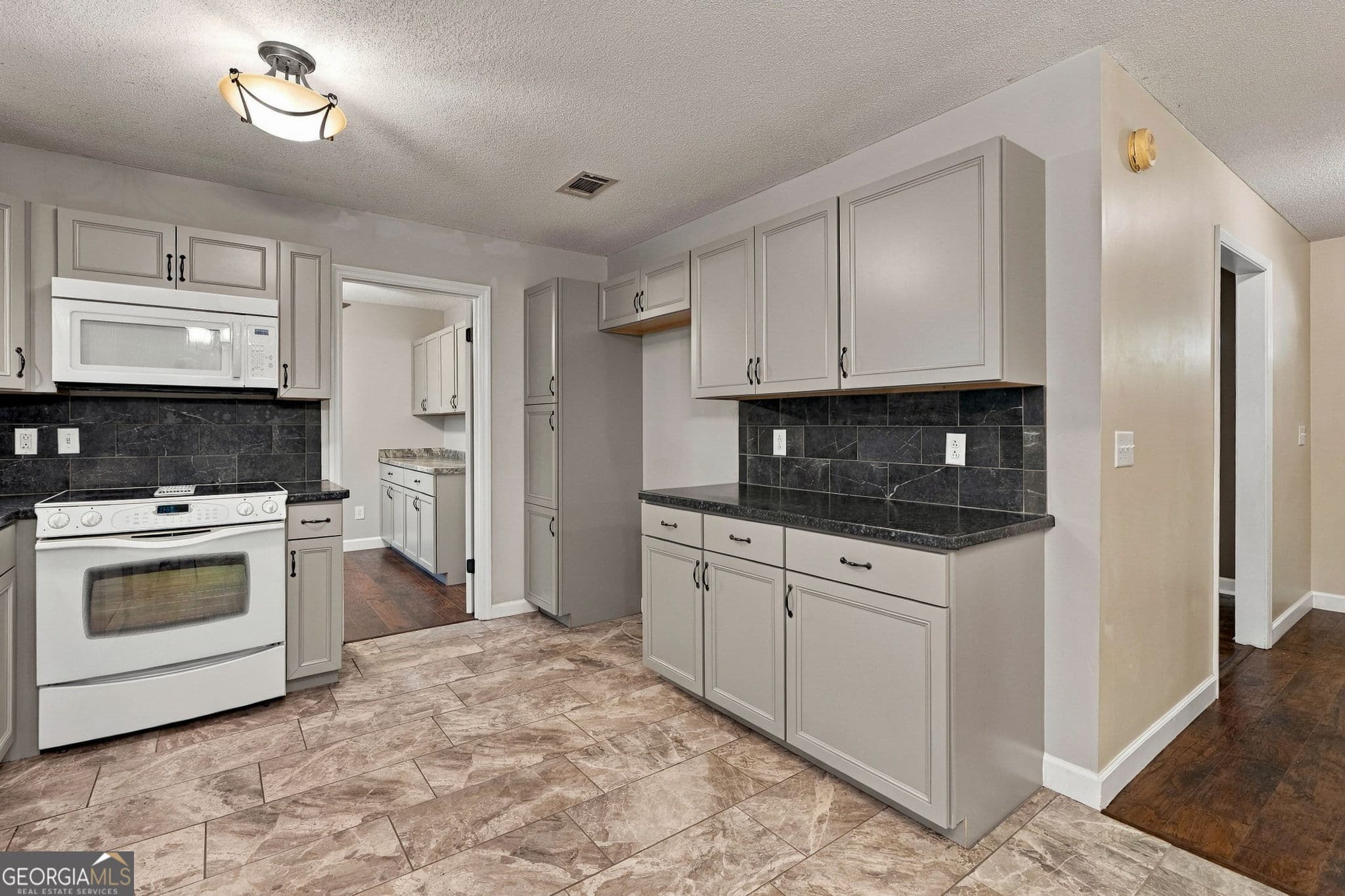 3 bedroom, 2 bathroom, 1,748 sq ft single family residence for sale at 117 BLACKBERRY Trail, Juliette, GA 31046 — photo 7