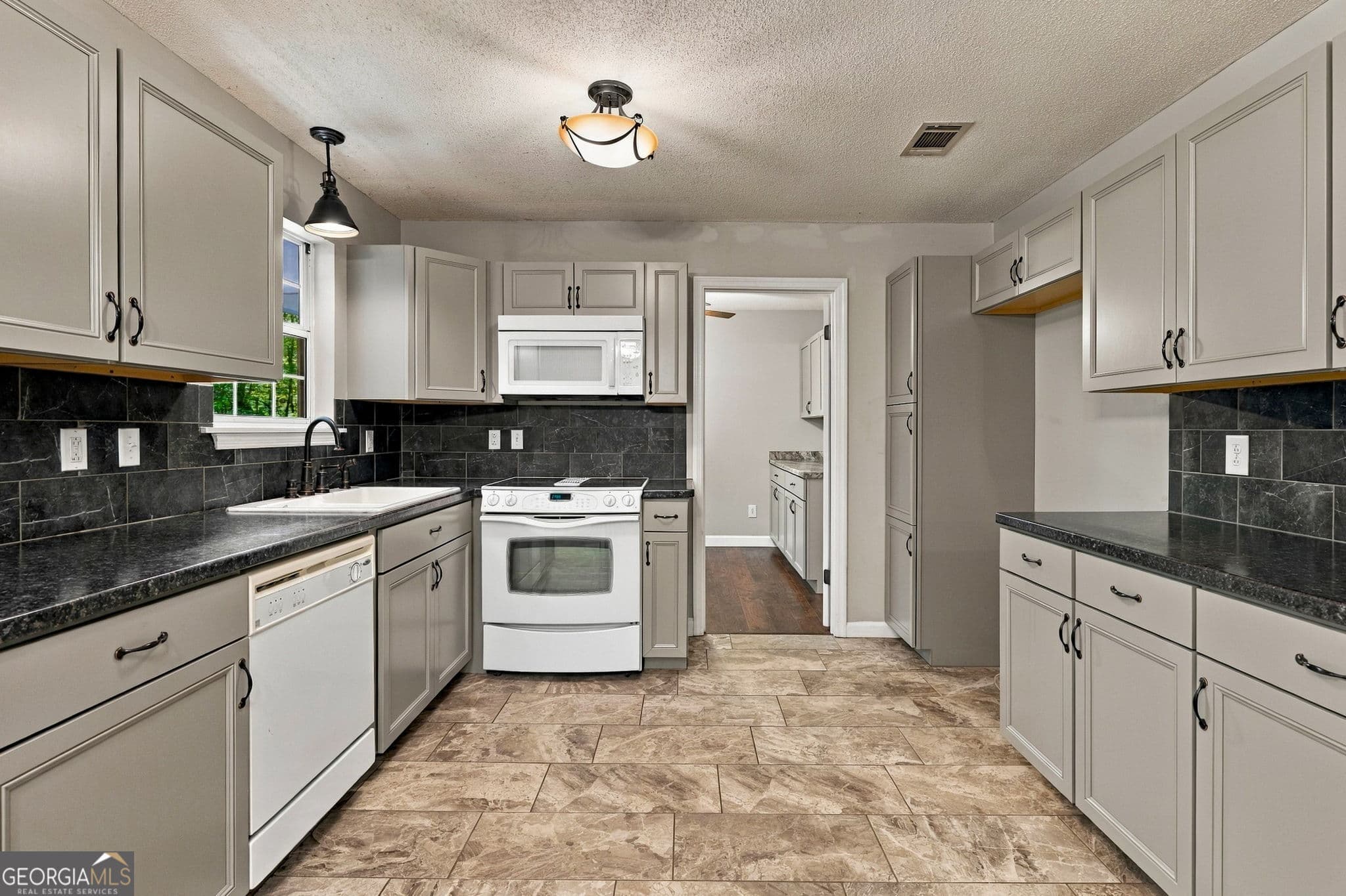 3 bedroom, 2 bathroom, 1,748 sq ft single family residence for sale at 117 BLACKBERRY Trail, Juliette, GA 31046 — photo 8
