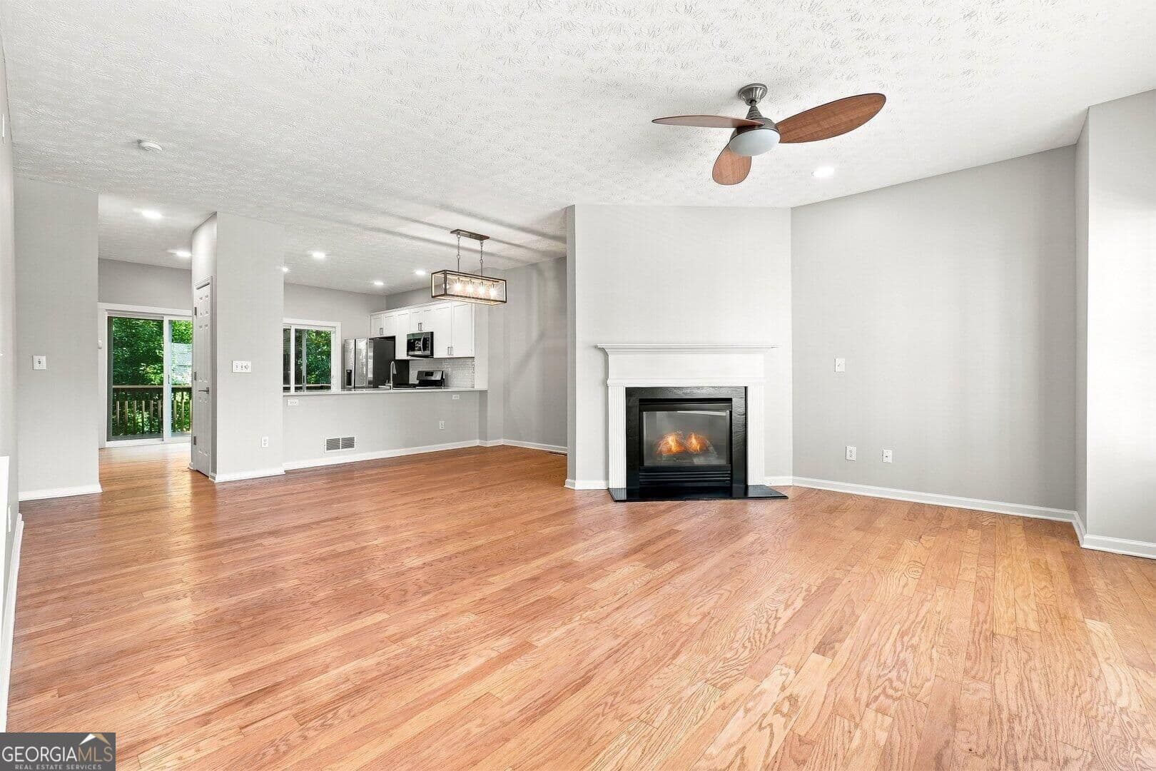 4 bedroom, 3.5 bathroom, 2,000 sq ft townhouse for sale at 3684 Lantern Walk Lane, Scottdale, GA 30079 — photo 10