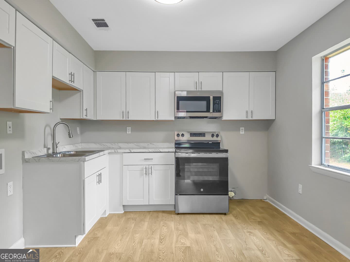 2 bedroom, 1 bathroom, 875 sq ft single family residence for sale at 3911 5th Street, Savannah, GA 31408 — photo 6