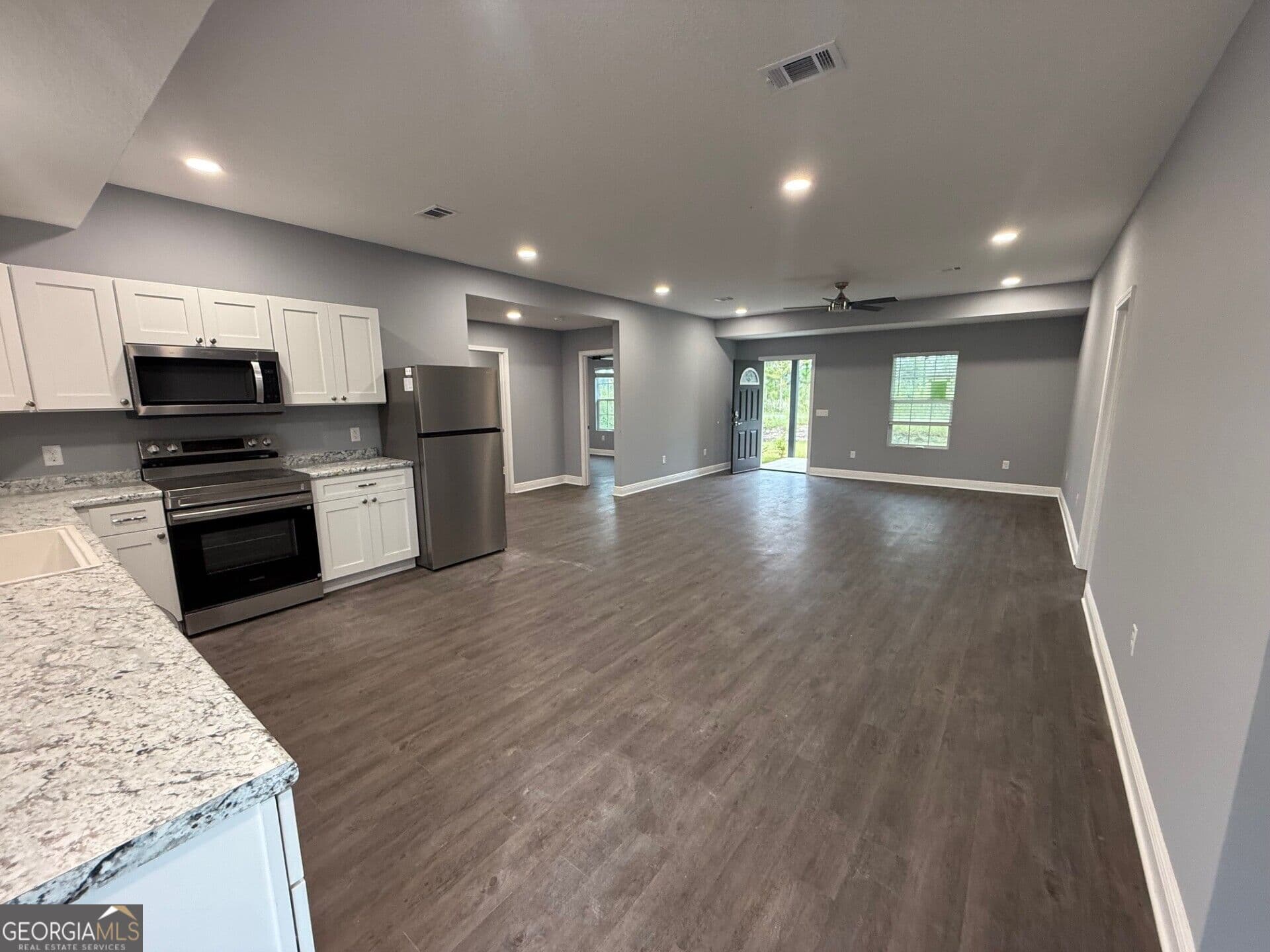 3 bedroom, 2 bathroom, 1,536 sq ft single family residence for sale at 1135 Black Hawk Drive, Waynesville, GA 31566 — photo 2