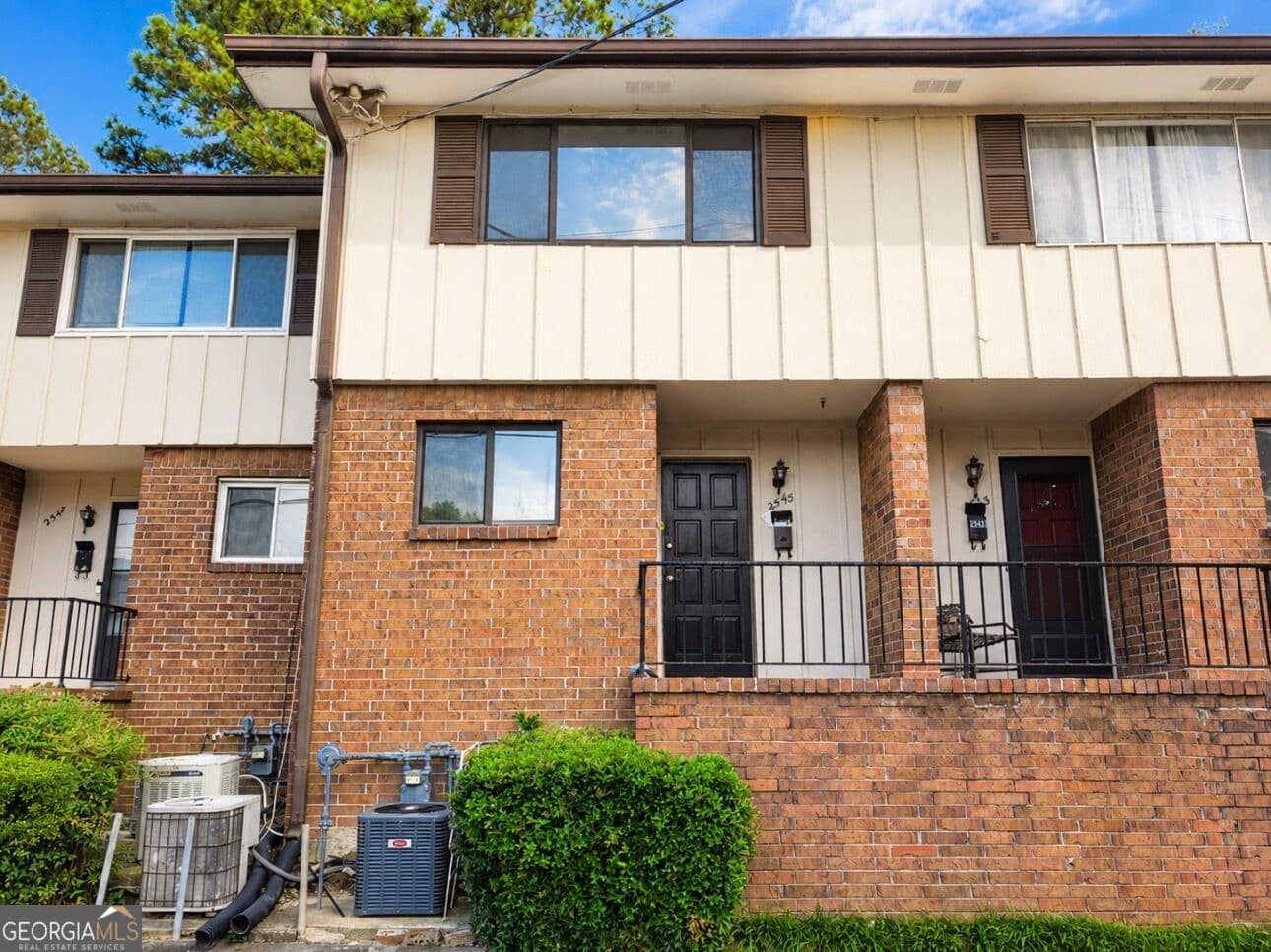 2 bedroom, 1.5 bathroom, 1,092 sq ft condominium for sale at 2545 Bradford Square, Atlanta, GA 30345 — photo 1 of 28