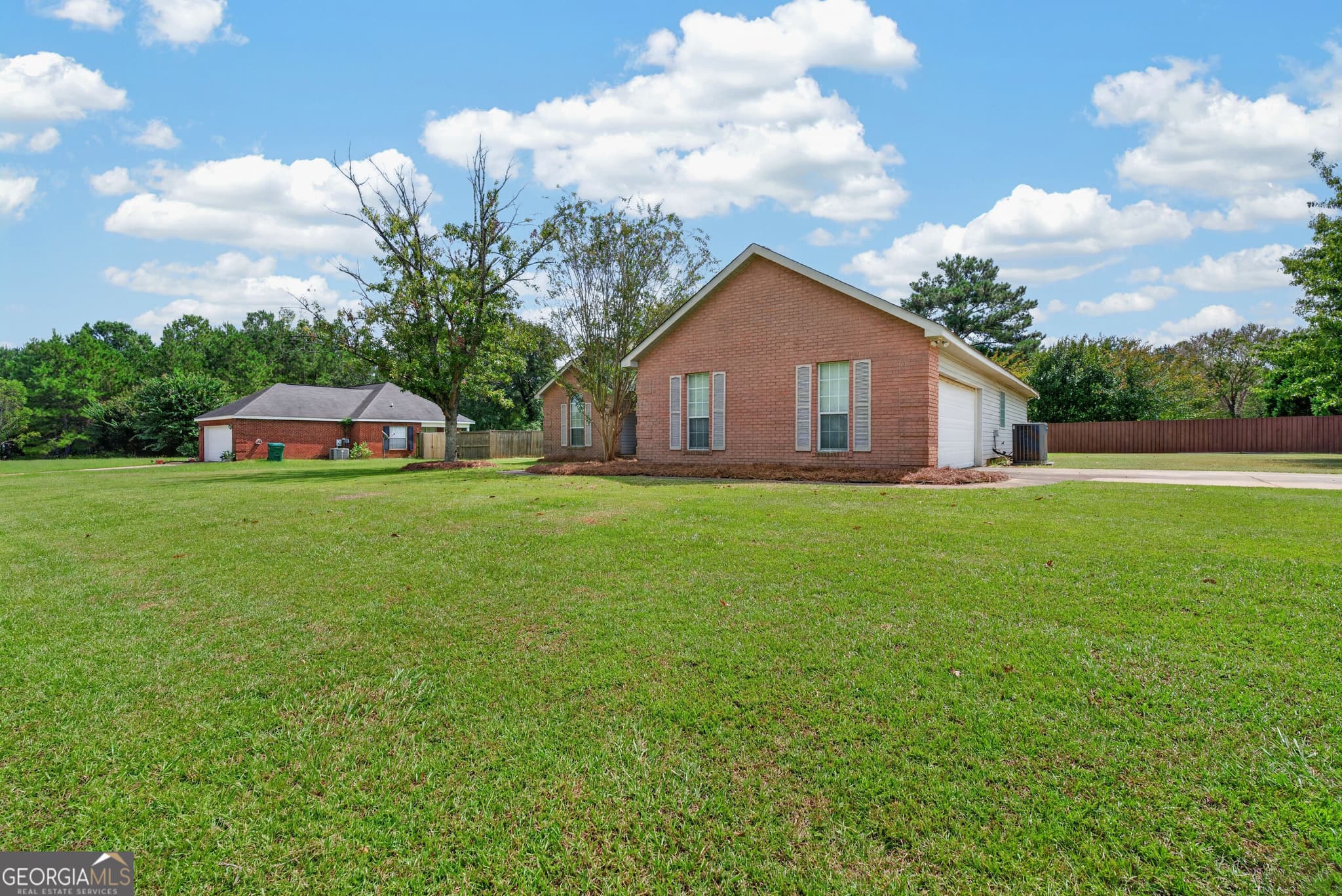 3 bedroom, 2 bathroom, 1,967 sq ft single family residence for sale at 107 Ivey Court, Warner Robins, GA 31088 — photo 3