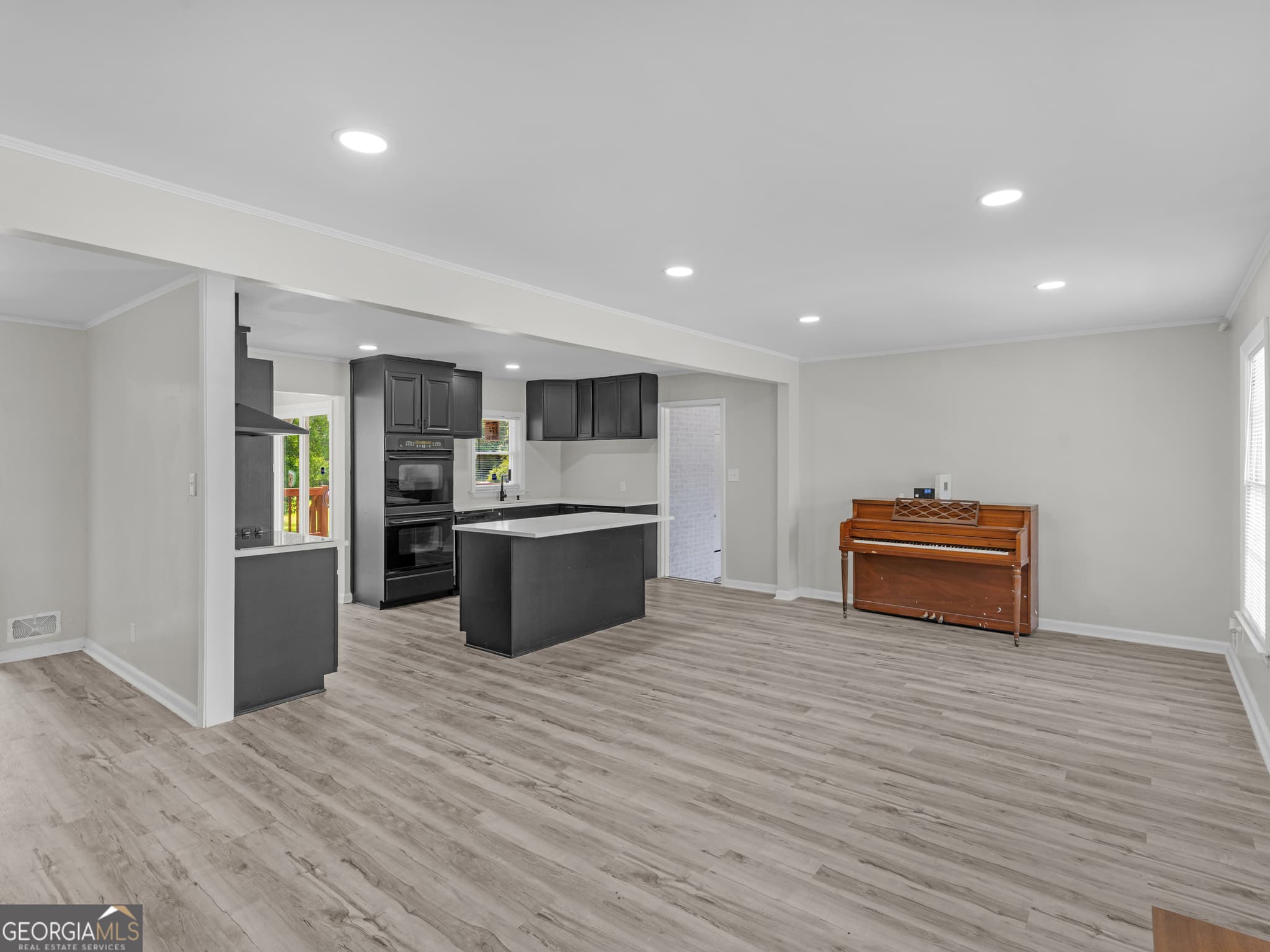 3 bedroom, 2.5 bathroom, 2,000 sq ft single family residence for sale at 3103 Stratford Drive, Macon, GA 31211 — photo 3