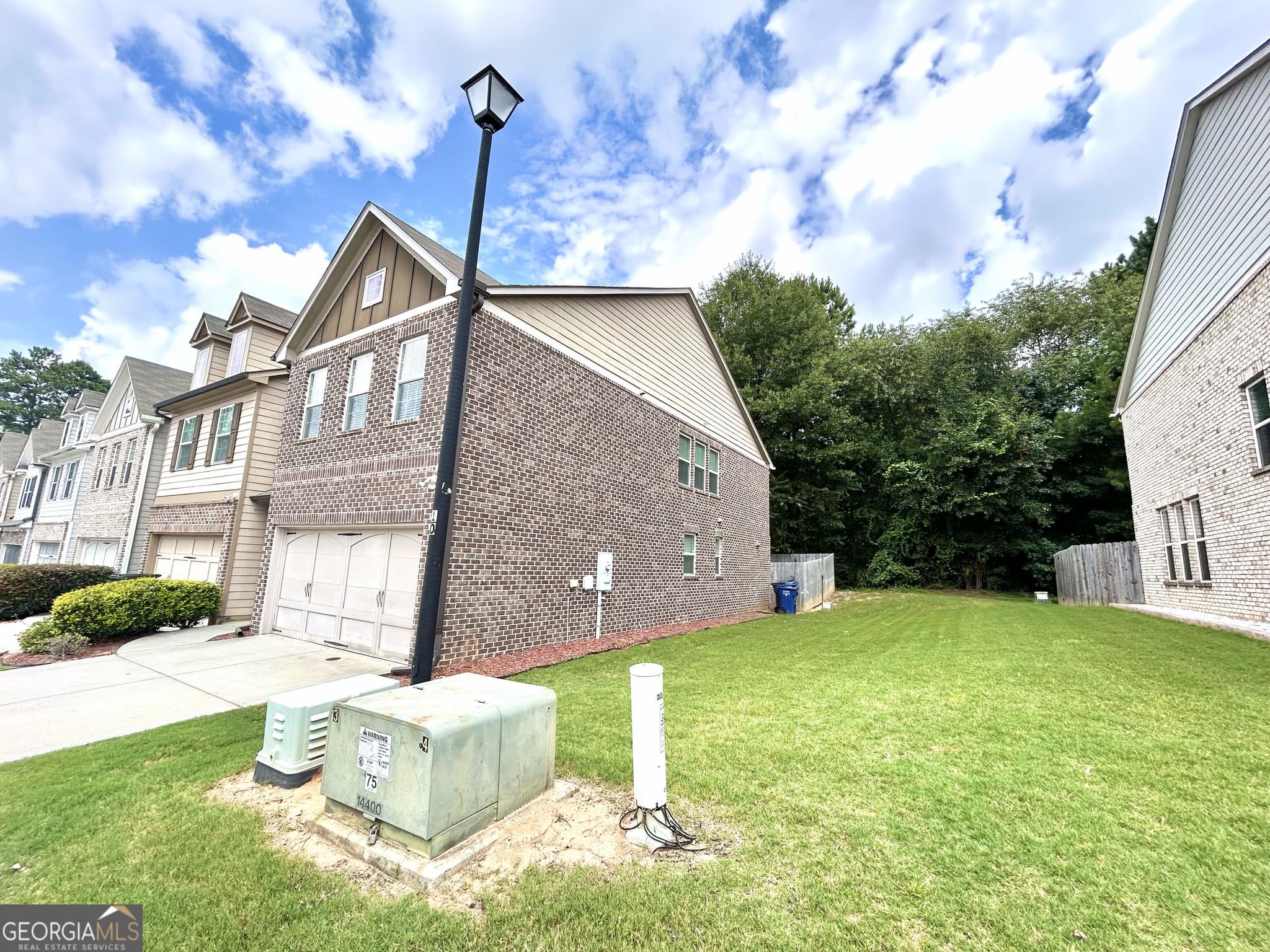 3 bedroom, 2.5 bathroom, 2,001 sq ft townhouse for sale at 3255 Clear View Drive, Snellville, GA 30078 — photo 2