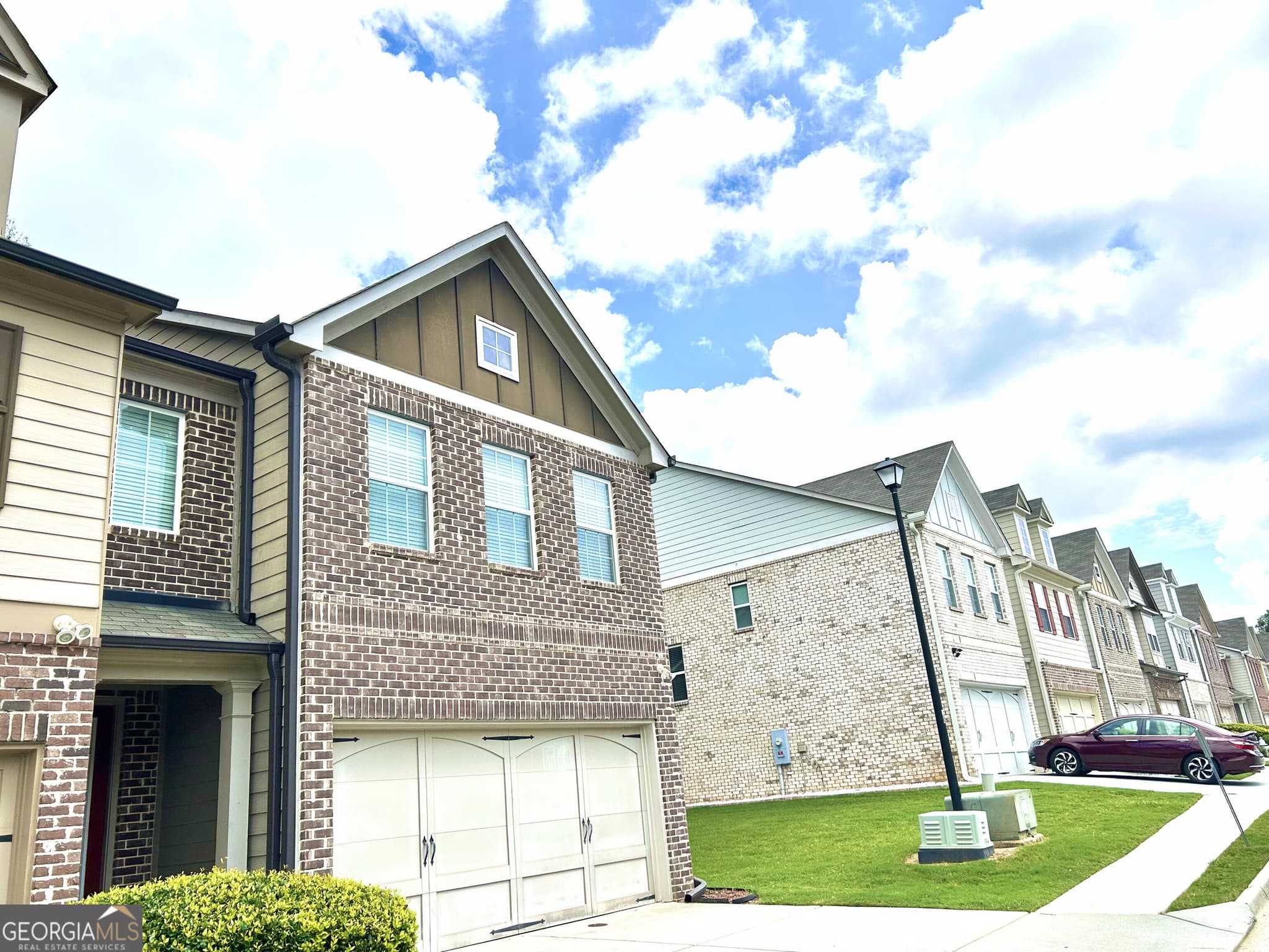 3 bedroom, 2.5 bathroom, 2,001 sq ft townhouse for sale at 3255 Clear View Drive, Snellville, GA 30078