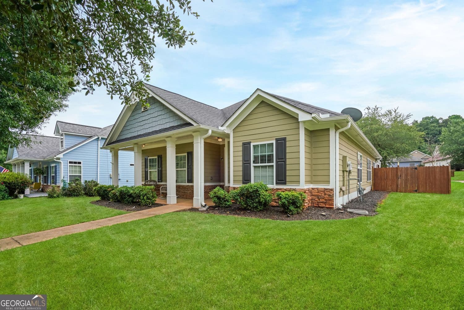 3 bedroom, 2 bathroom, 1,803 sq ft single family residence for sale at 143 Fairway Drive, Newnan, GA 30265 — photo 2