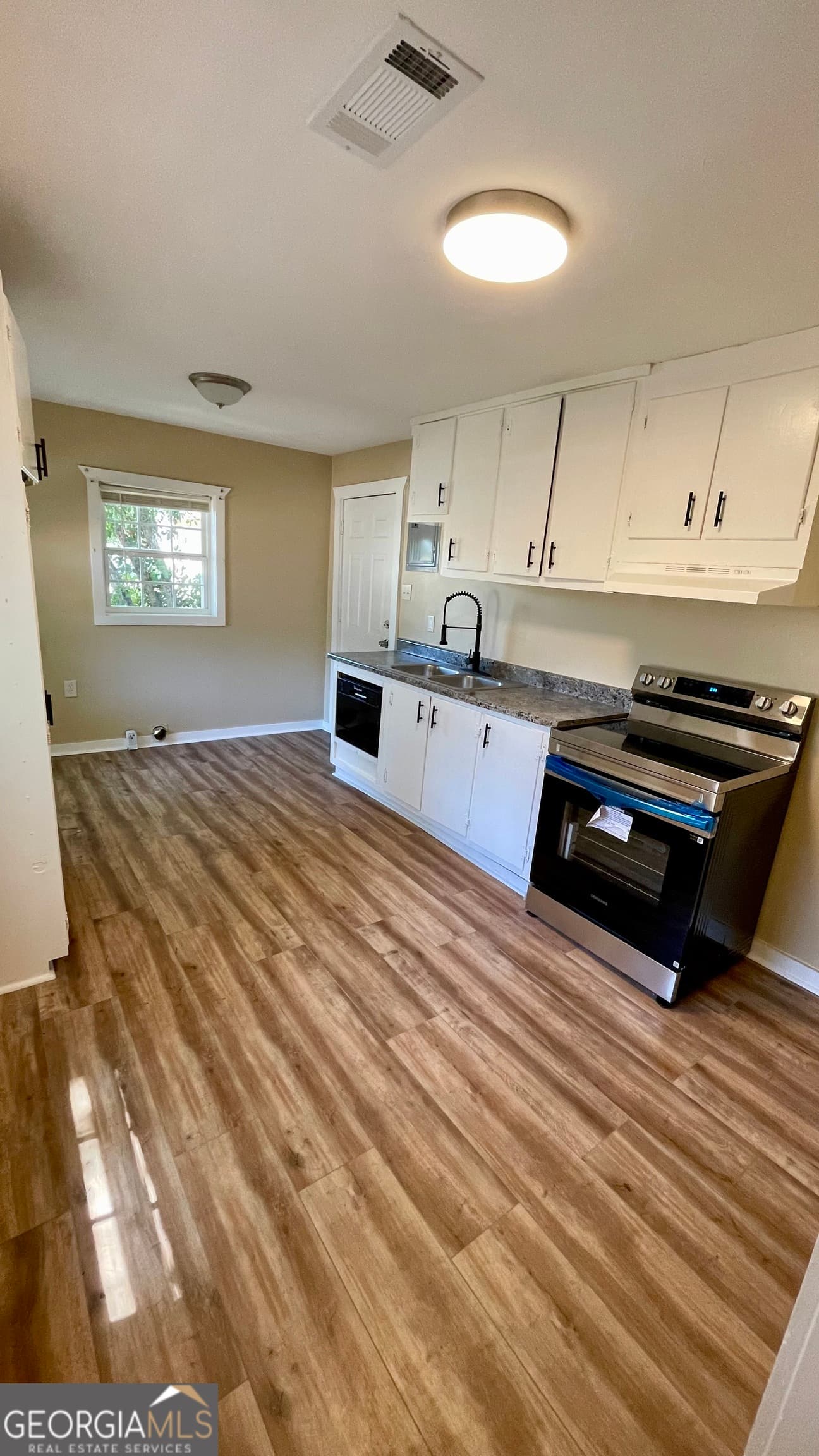 2 bedroom, 1 bathroom, 853 sq ft single family residence for sale at 611 W Moore Street, Dublin, GA 31021 — photo 9