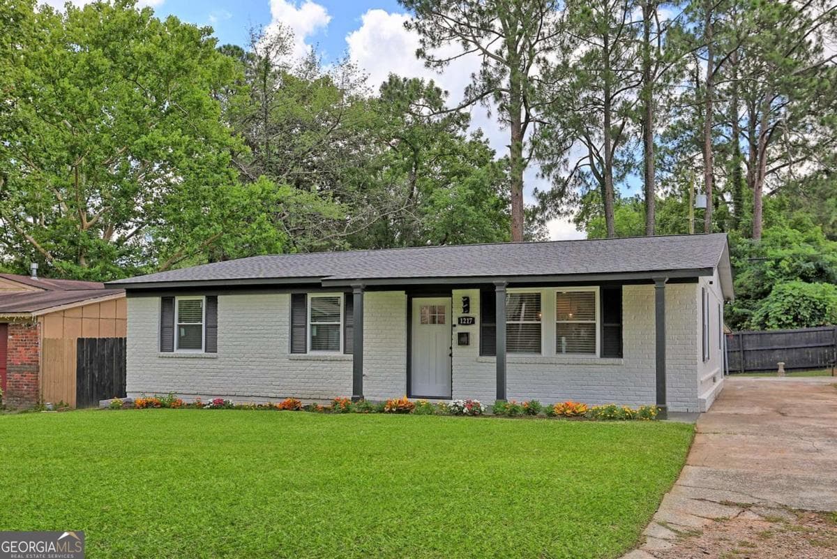 4 bedroom, 2.5 bathroom, 1,677 sq ft single family residence for sale at 1217 E 34Th Street, Savannah, GA 31404 — photo 6