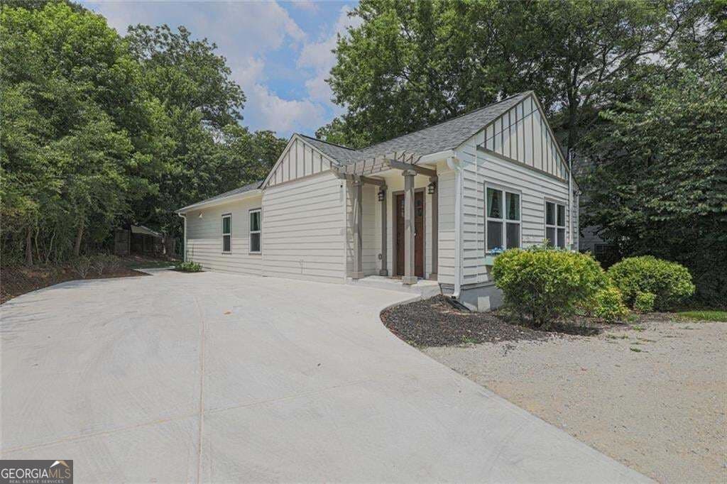 4 bedroom, 2 bathroom, 1,800 sq ft single family residence for sale at 1717 Defoor Avenue, Atlanta, GA 30318 — photo 2