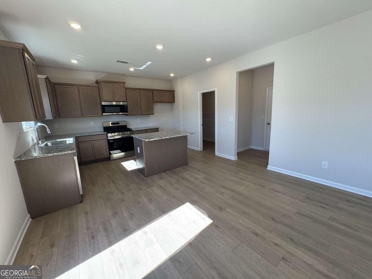 4 bedroom, 2.5 bathroom, 2,200 sq ft single family residence for sale at 821 Oakmont Trace, Canton, GA 30114 — photo 3